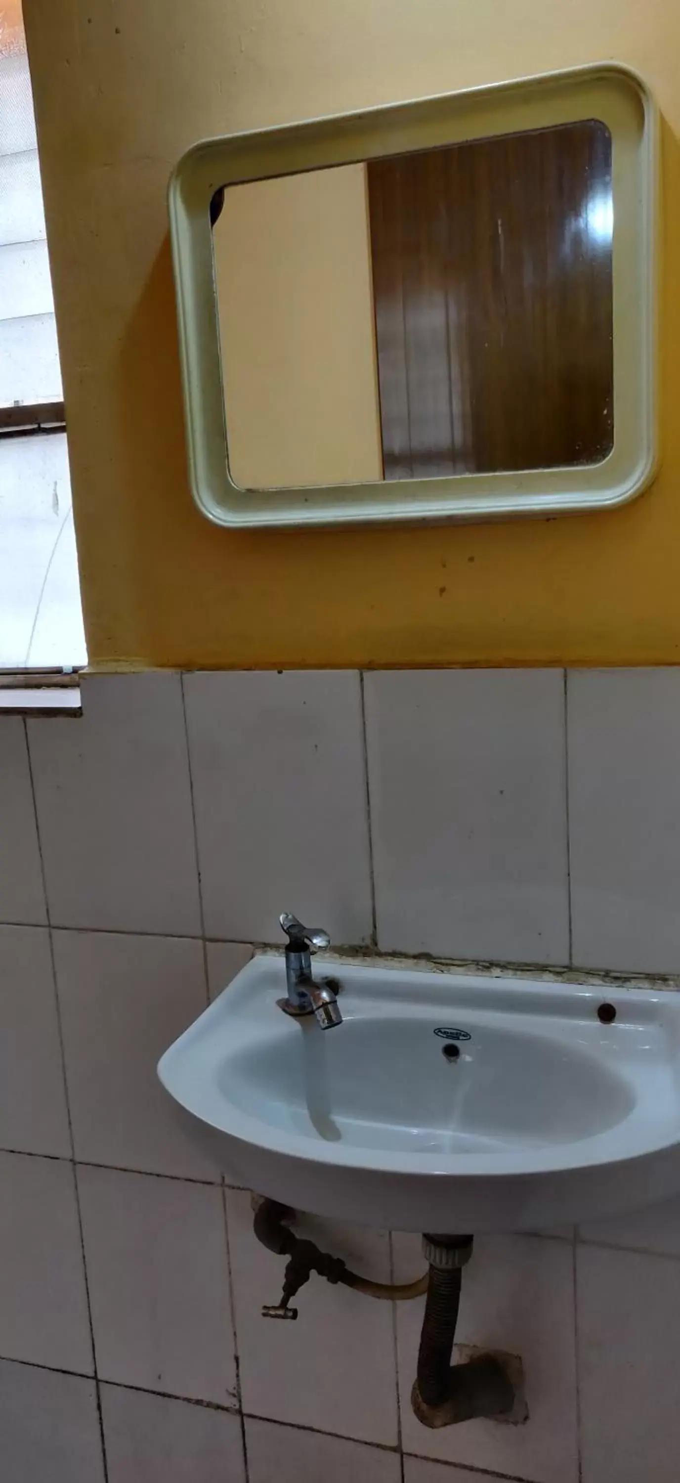 Small Single Room - single occupancy in Hotel Rajesh Small Single Room - single occupancy in Hotel Rajesh