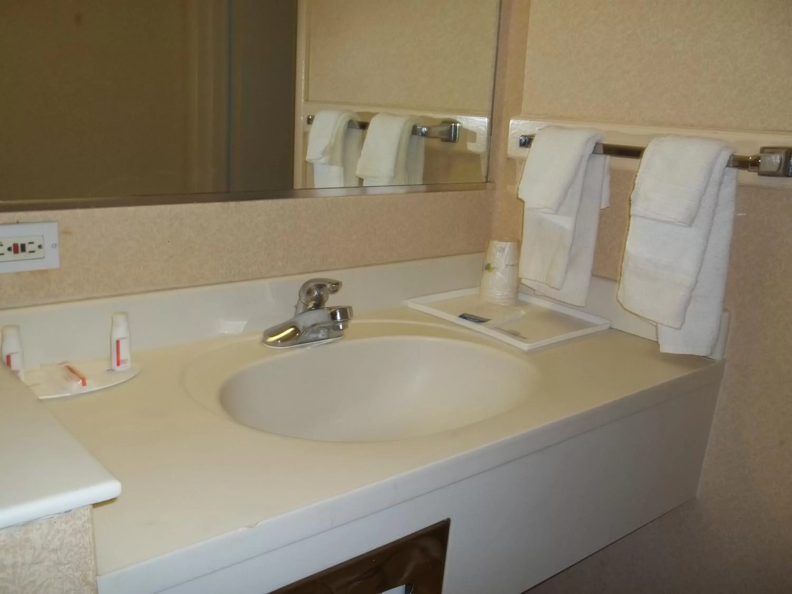 Double Room with Two Double Beds - Mobility Access/Non-Smoking in Howard Johnson by Wyndham Virginia Beach Double Room with Two Double Beds - Mobility Access/Non-Smoking in Howard Johnson by Wyndham Virginia Beach