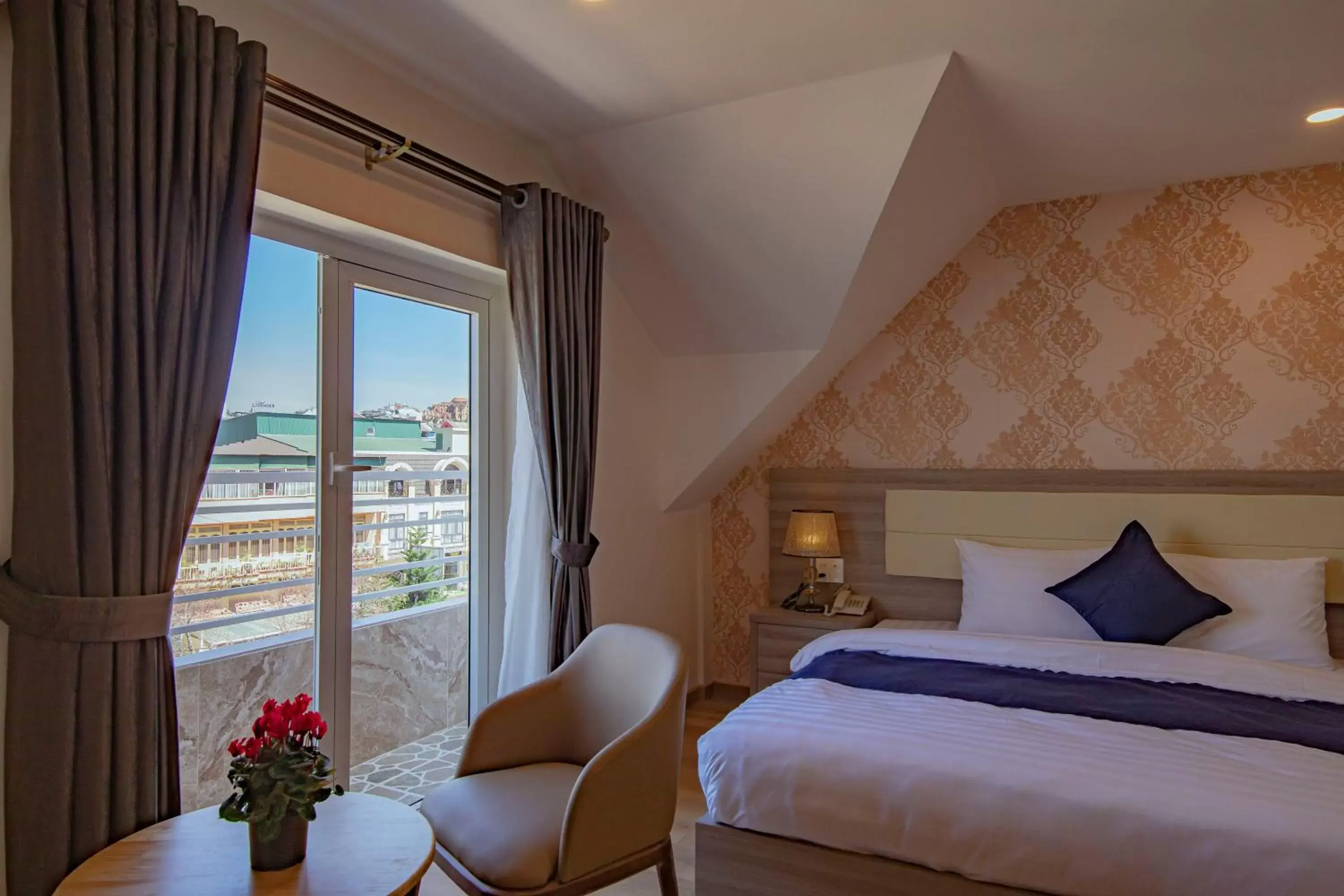 Deluxe Double Room with Balcony in Khanh Uyen 1 Hotel Deluxe Double Room with Balcony in Khanh Uyen 1 Hotel