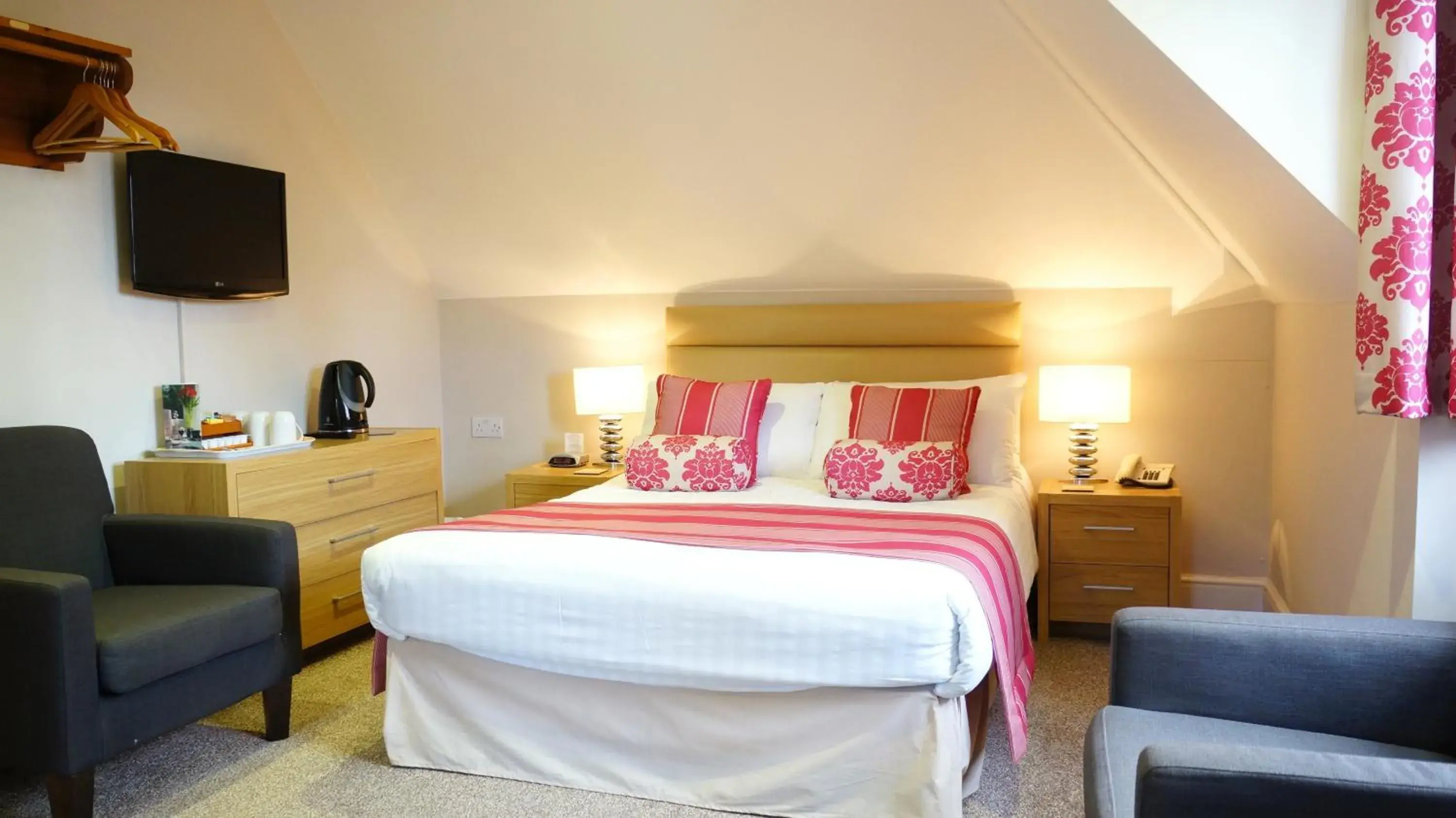 Family Room (3 Adults) with Private Bathroom in The Lawn Guest House Gatwick Family Room (3 Adults) with Private Bathroom in The Lawn Guest House Gatwick