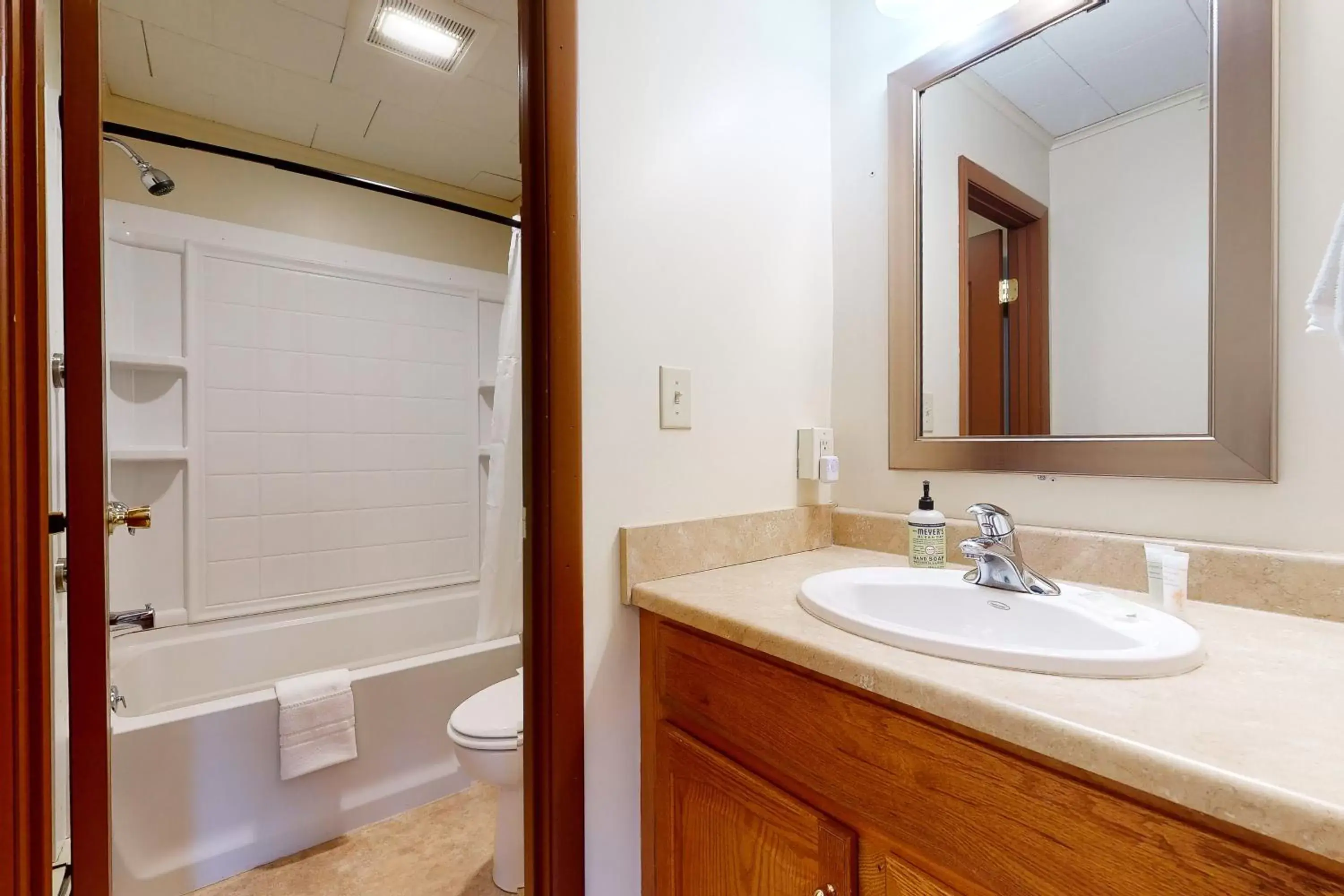 Standard Studio in Riverbank Motel and Cabins Managed by Vacasa Standard Studio in Riverbank Motel and Cabins Managed by Vacasa