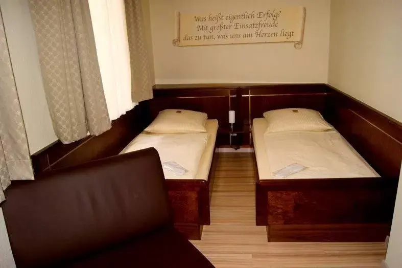 Twin Room in Hotel am Wilhelmsplatz Twin Room in Hotel am Wilhelmsplatz