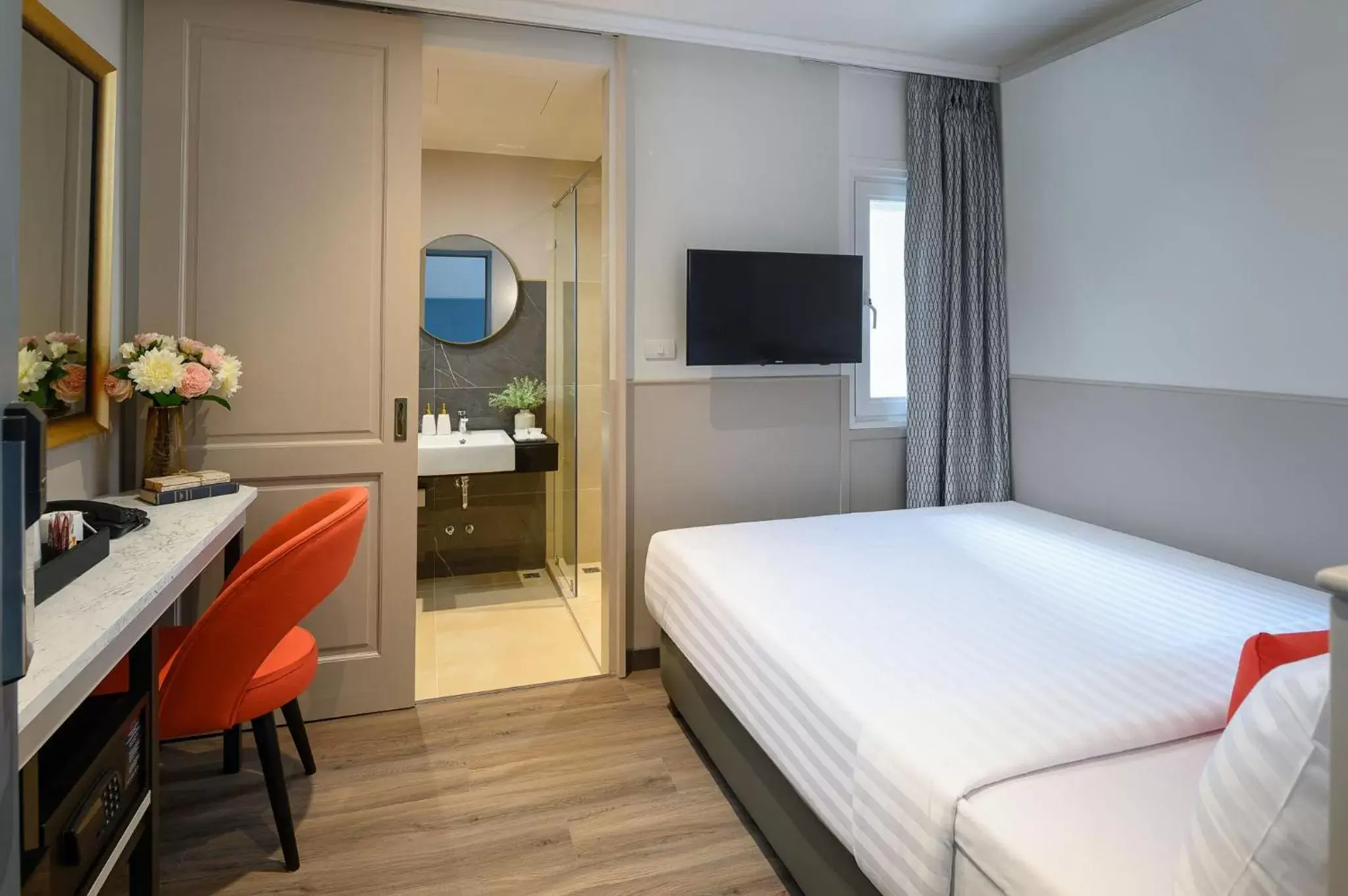 Standard Queen Room in The Mulberry Bangkok Khaosan Road Standard Queen Room in The Mulberry Bangkok Khaosan Road