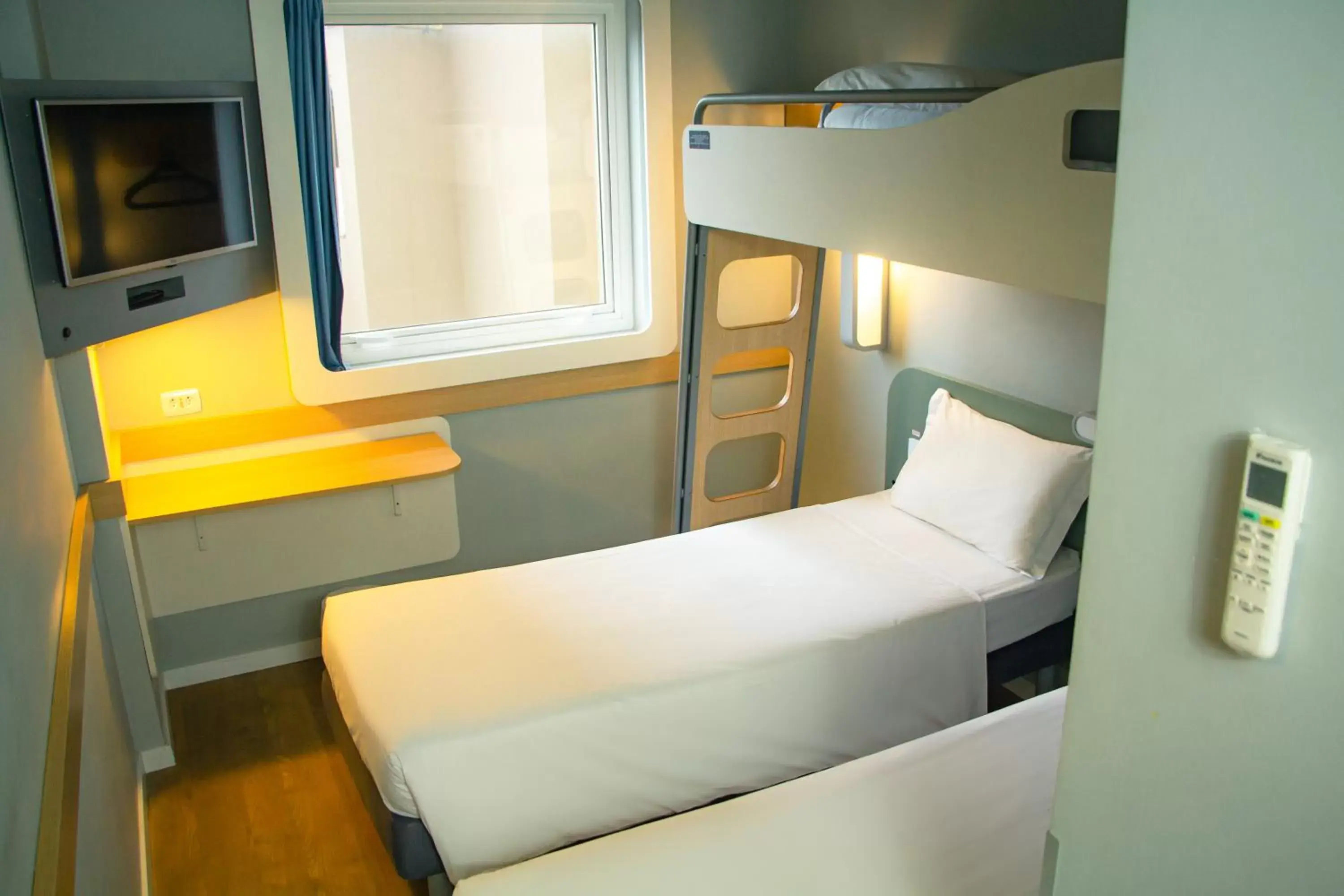 Standard Triple Room with Three Single Beds - single occupancy in ibis budget Curitiba Aeroporto Standard Triple Room with Three Single Beds - single occupancy in ibis budget Curitiba Aeroporto