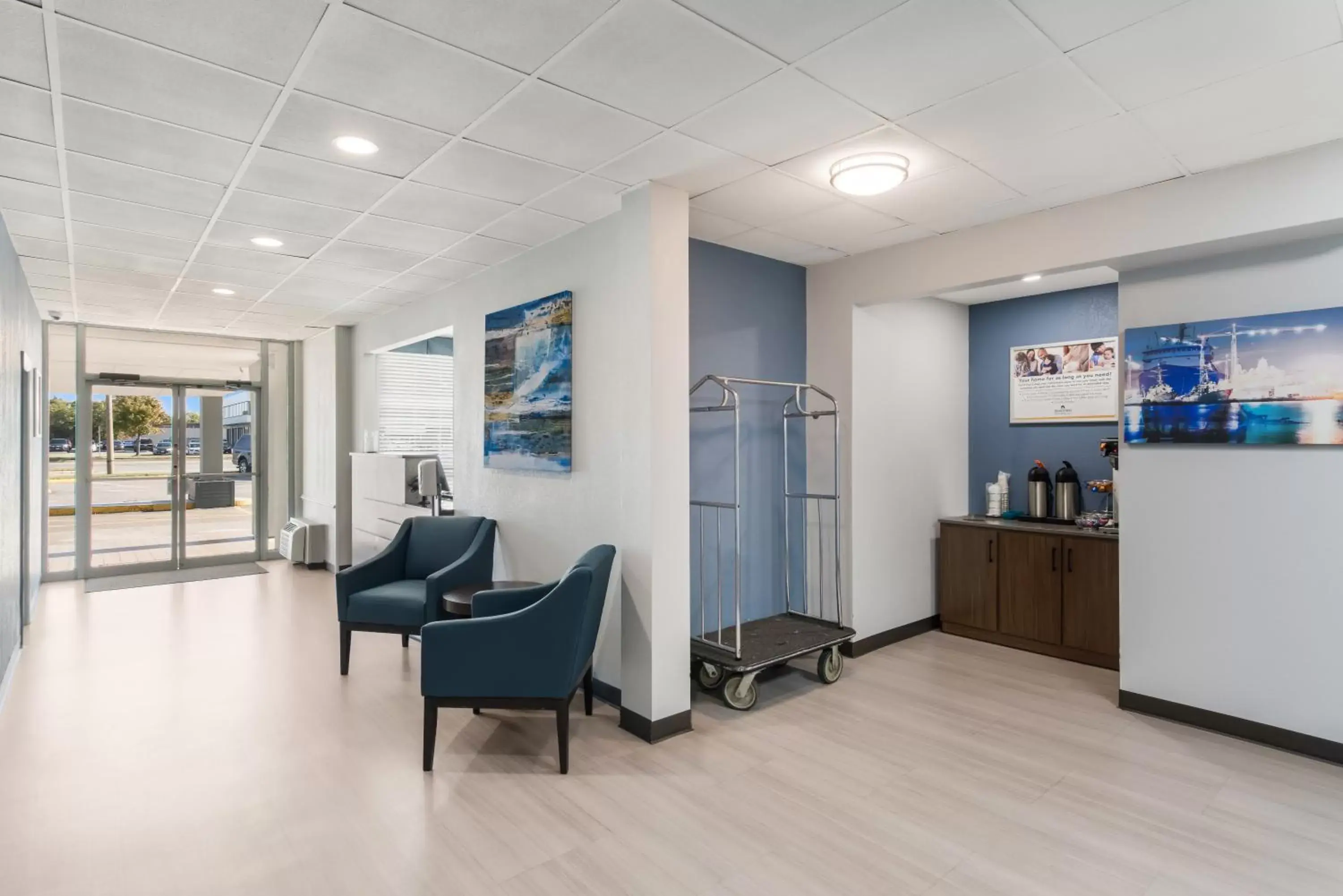 HomeTowne Studios by Red Roof Newport News - Hampton West HomeTowne Studios by Red Roof Newport News - Hampton West