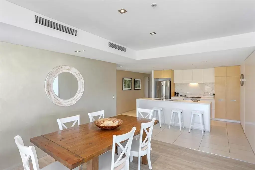 Two-Bedroom Apartment in Ambience on Burleigh Beach Two-Bedroom Apartment in Ambience on Burleigh Beach