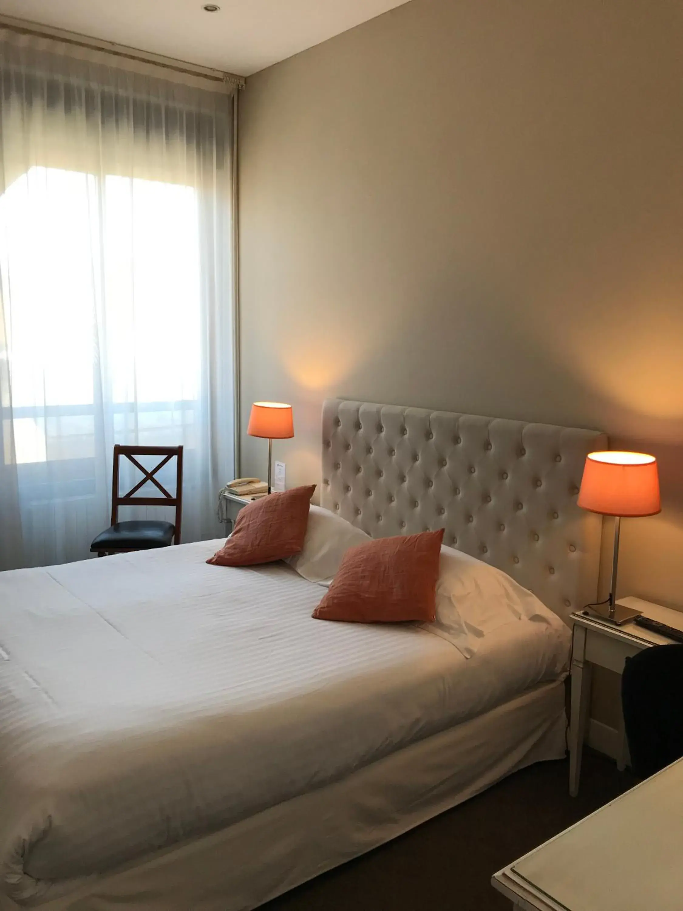 Standard Queen Room - No air conditioner in Hotel Le Renoir Standard Queen Room - No air conditioner in Hotel Le Renoir