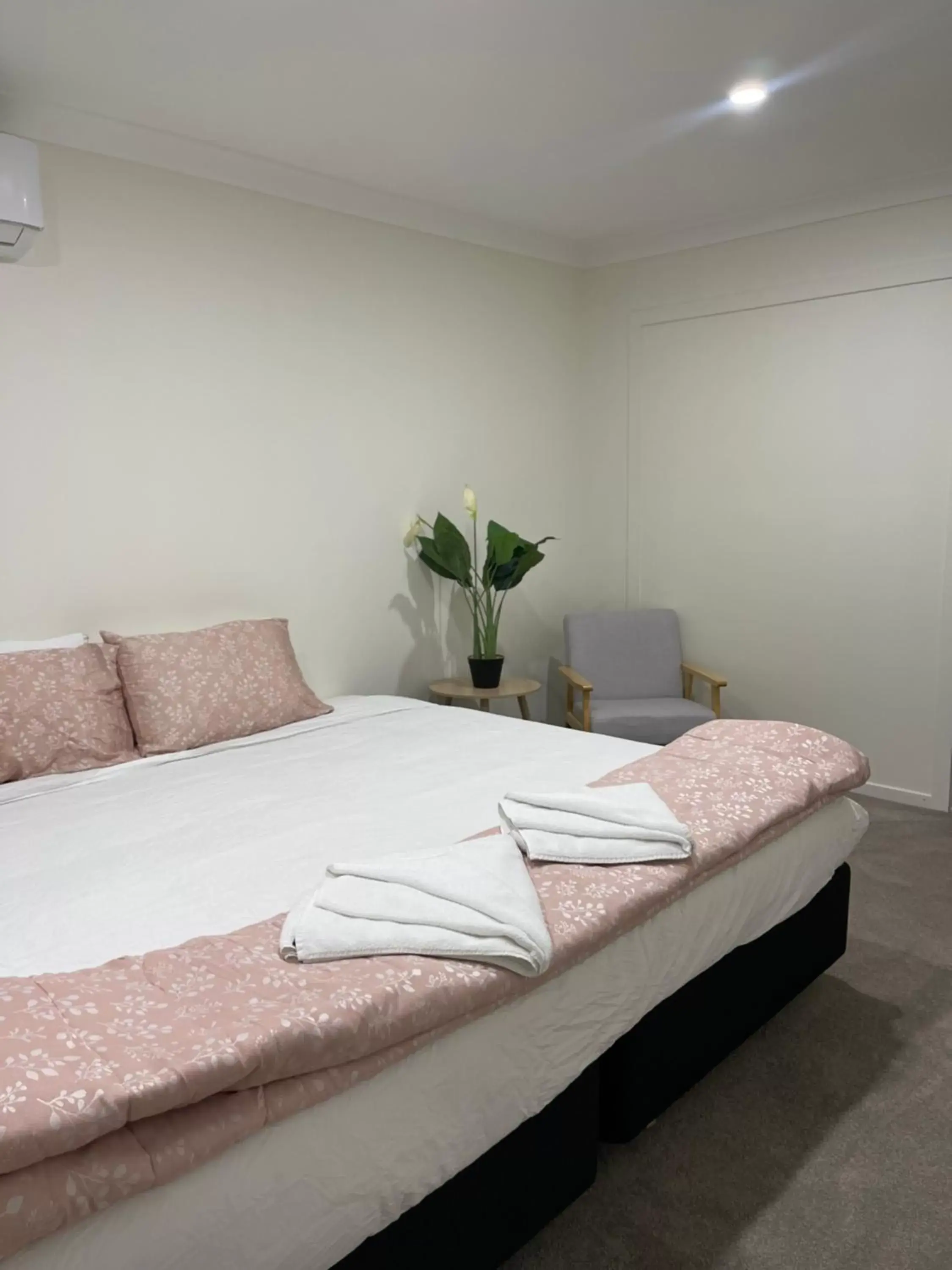 Budget Double Room in Esk Mountain View Lodge Budget Double Room in Esk Mountain View Lodge