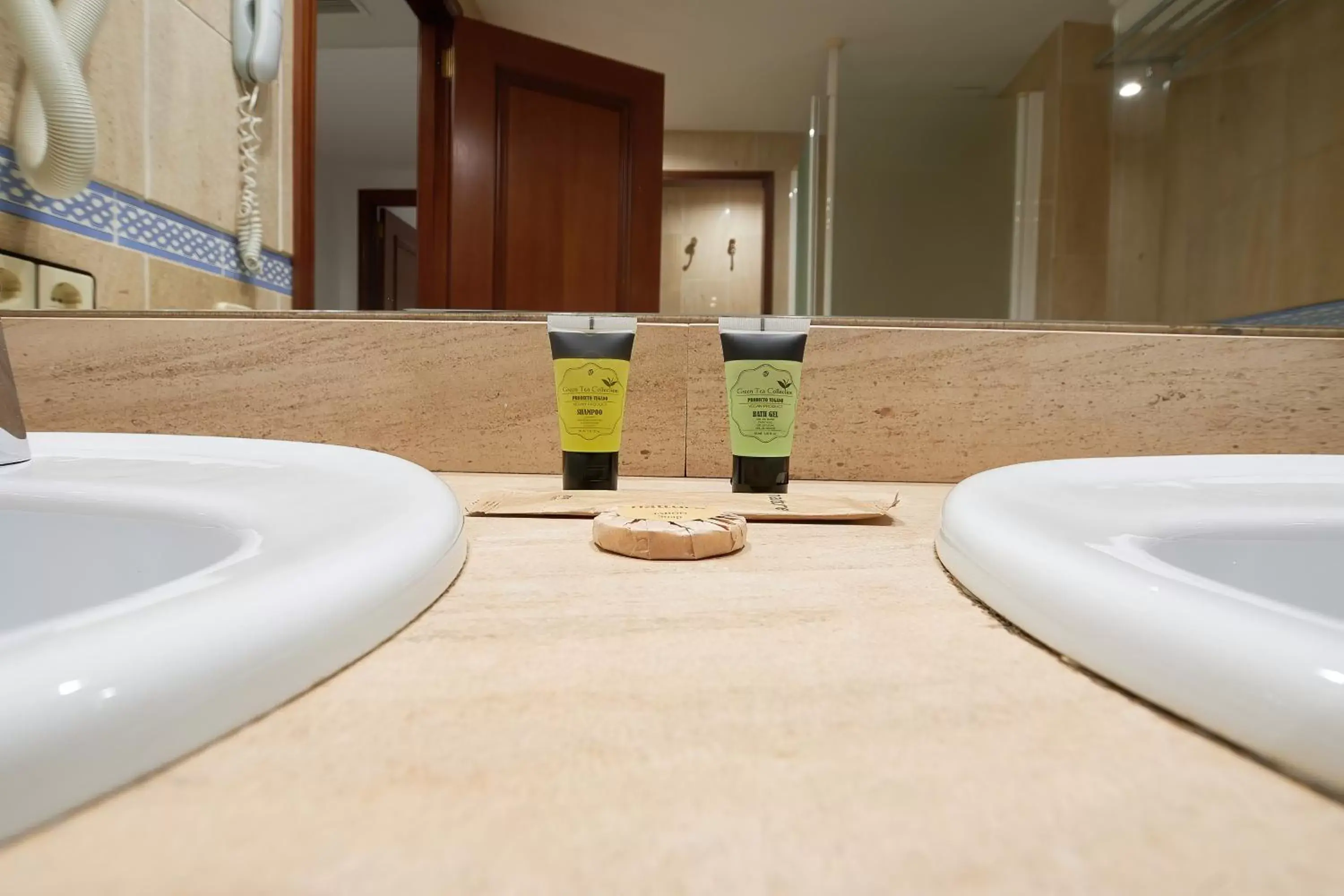 Two Connecting Double Rooms in Crisol Jardines de Córdoba Two Connecting Double Rooms in Crisol Jardines de Córdoba