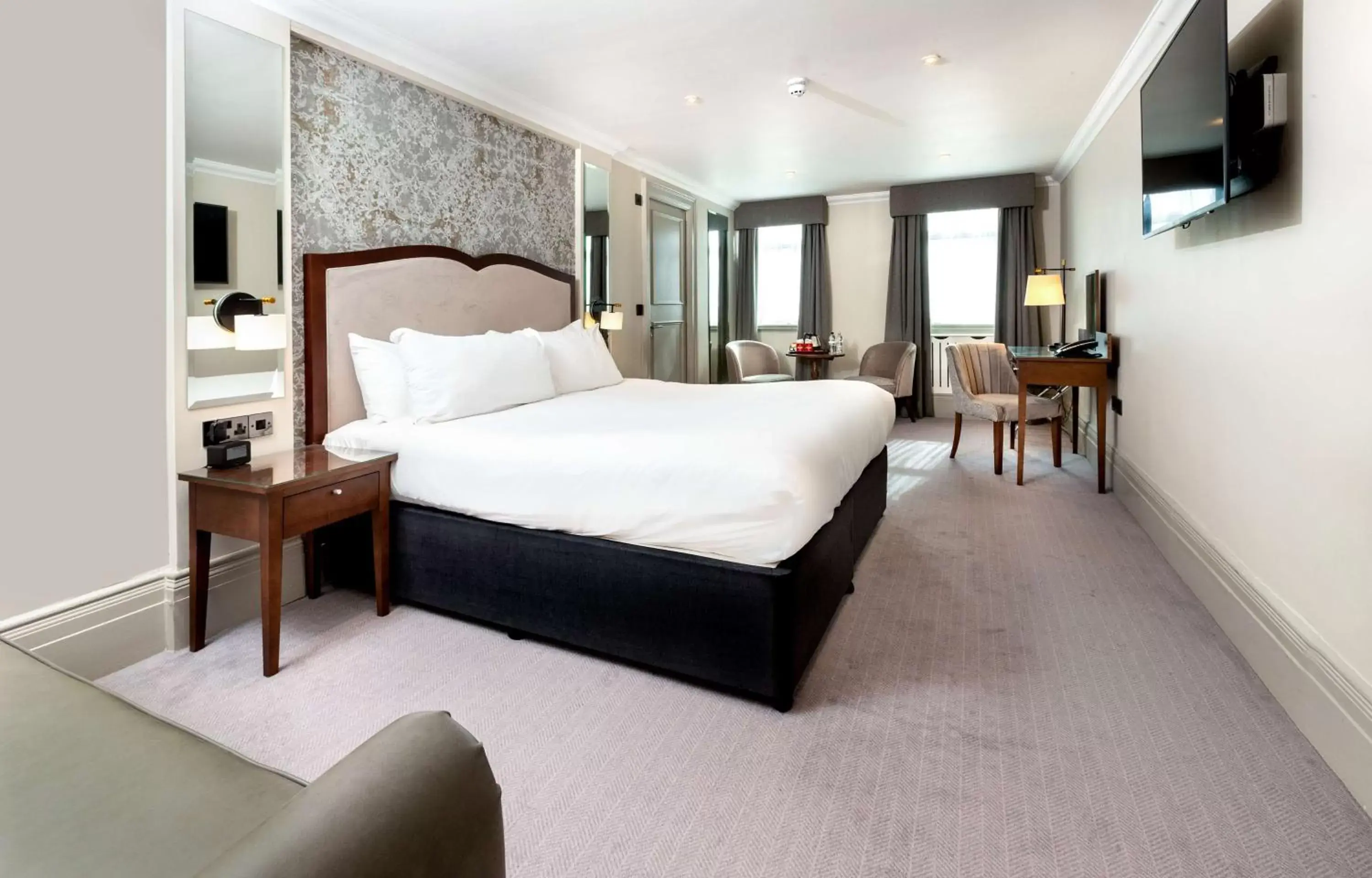 Deluxe King Guest Room in DoubleTree by Hilton Harrogate Majestic Hotel & Spa Deluxe King Guest Room in DoubleTree by Hilton Harrogate Majestic Hotel & Spa