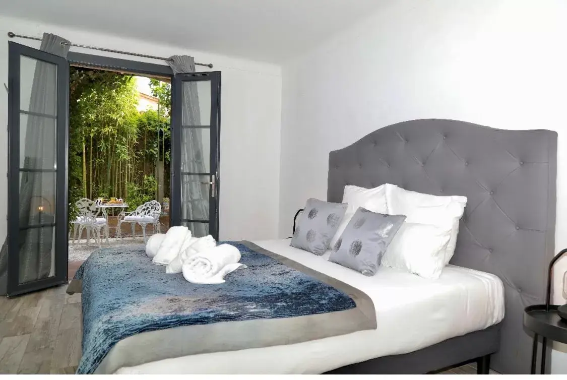 Bed in Luxe et sérénité au cœur de Saint-Tropez Suites spacieuses avec jardin enchanteur La Romana Bed in Luxe et sérénité au cœur de Saint-Tropez Suites spacieuses avec jardin enchanteur La Romana