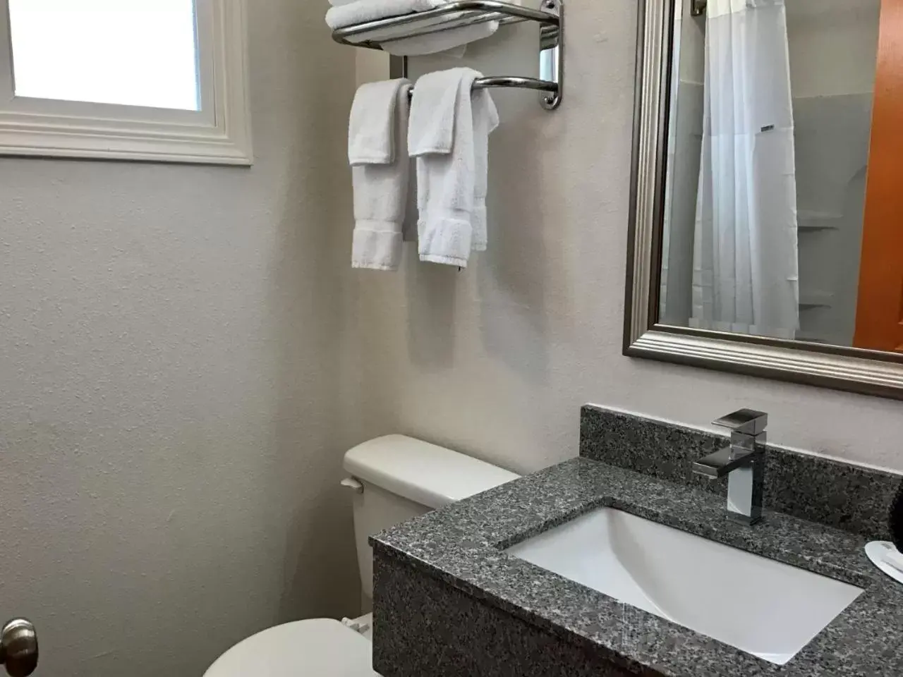 1 Queen Bed, Mobility Accessible Room, Bathtub w/ Grab Bars, Non-Smoking in Howard Johnson by Wyndham Spokane 1 Queen Bed, Mobility Accessible Room, Bathtub w/ Grab Bars, Non-Smoking in Howard Johnson by Wyndham Spokane