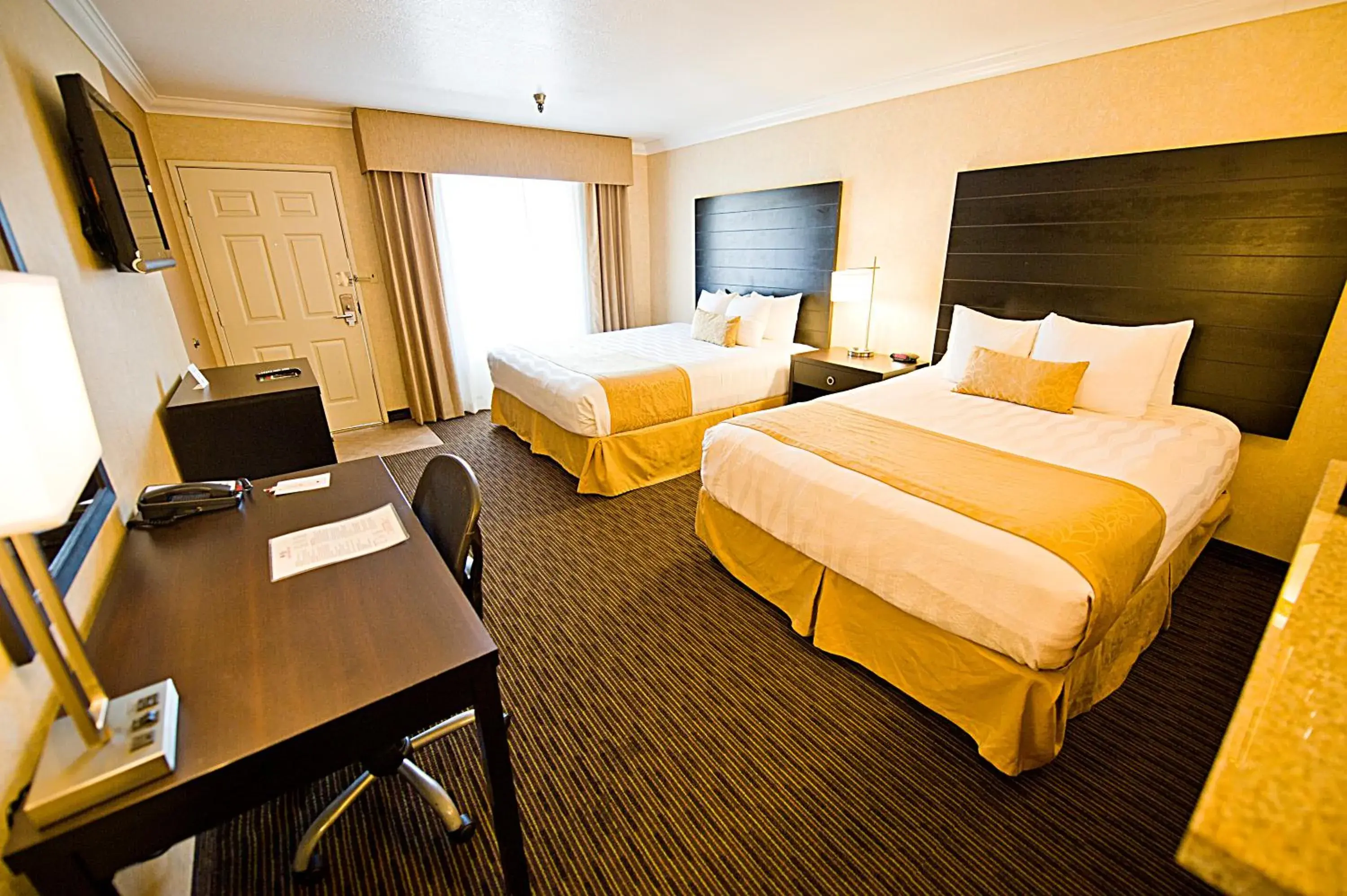 Standard Double Room with Two Double Beds in Hotel d'Lins Ontario Airport Standard Double Room with Two Double Beds in Hotel d'Lins Ontario Airport