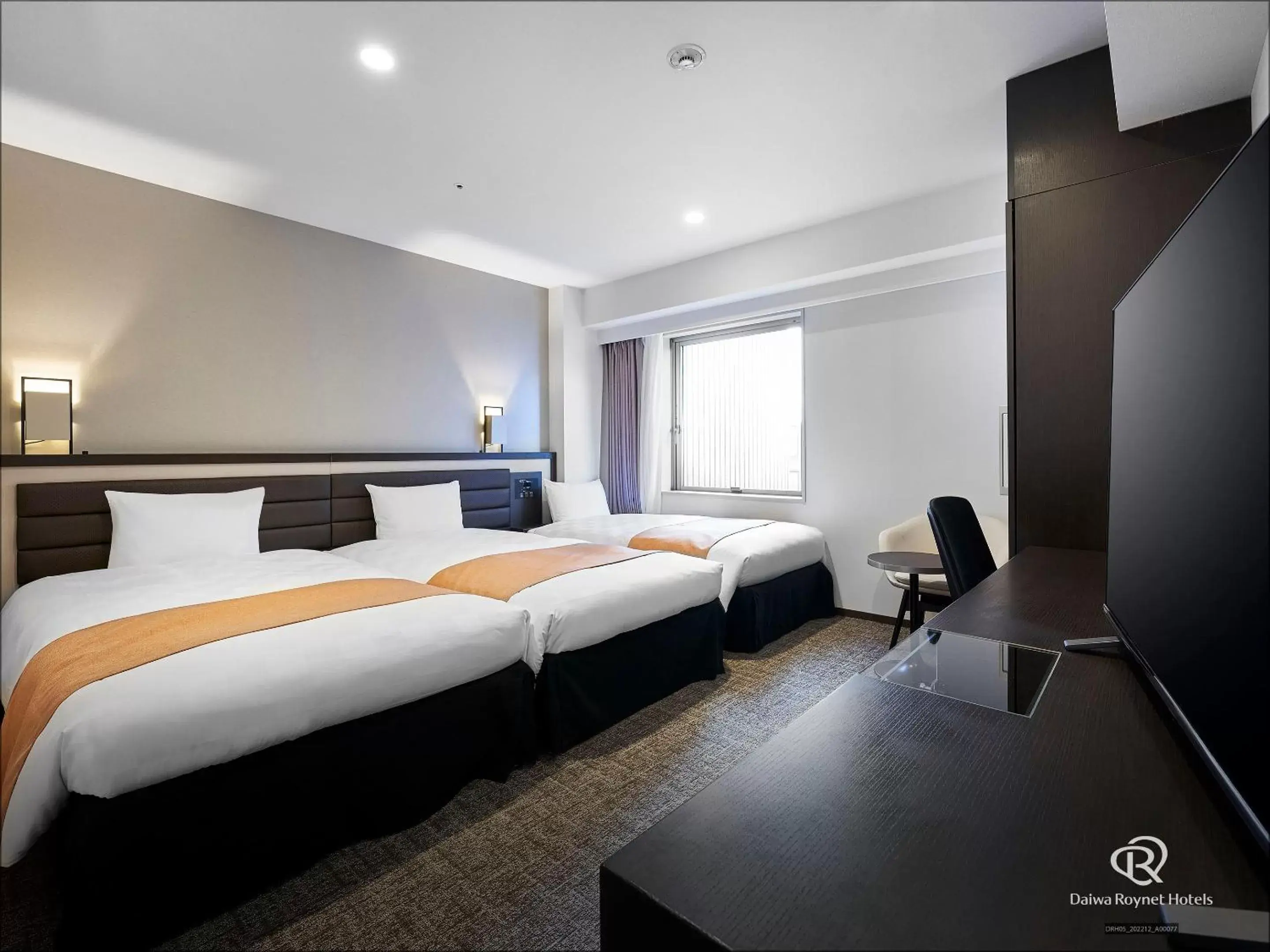 Hollywood Twin Room with Extra Bed (Three Bed) in Daiwa Roynet Hotel Osaka-Kitahama Hollywood Twin Room with Extra Bed (Three Bed) in Daiwa Roynet Hotel Osaka-Kitahama