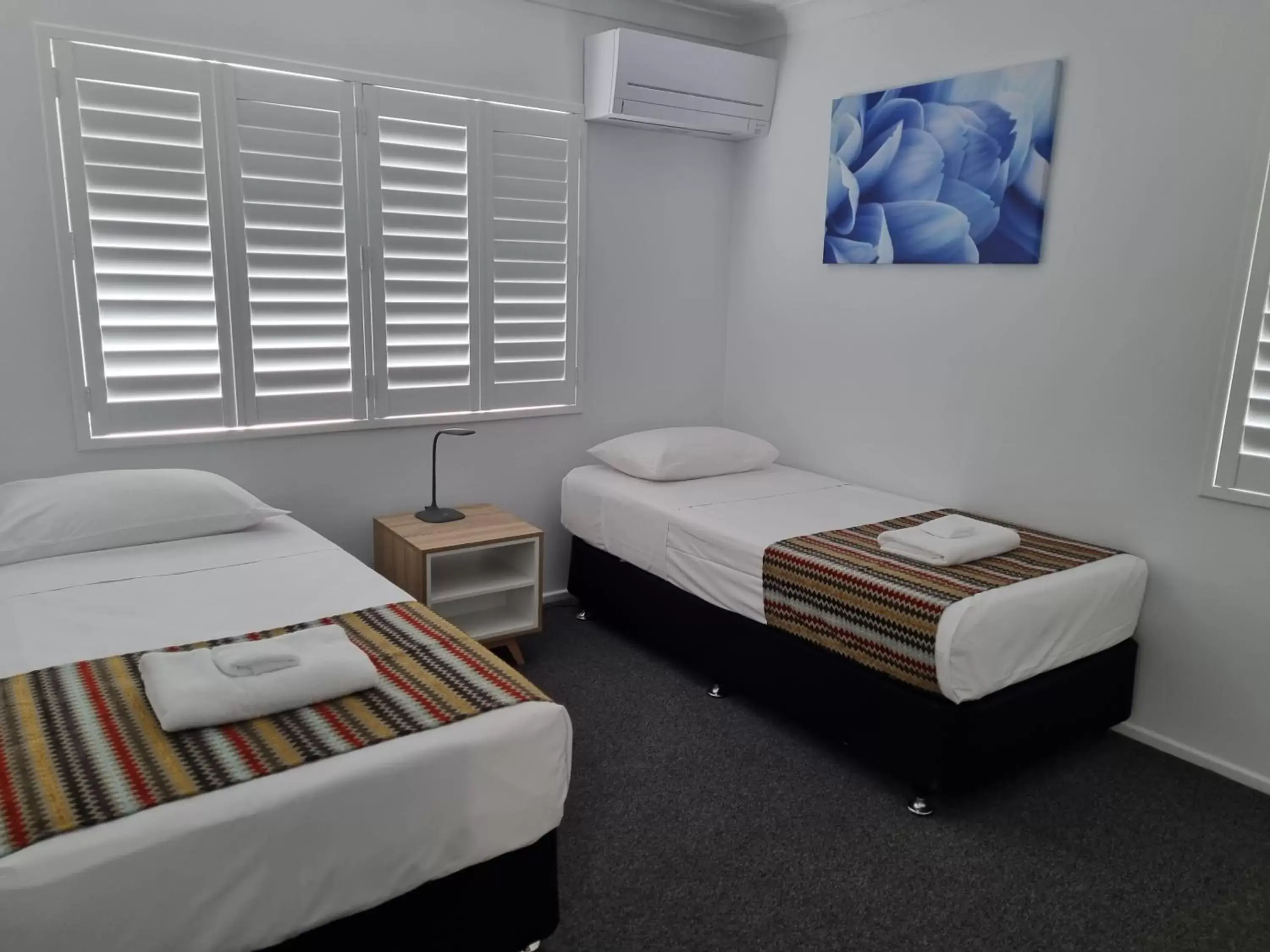 Two-Bedroom Apartment with Balcony in Rockhampton Serviced Apartments Two-Bedroom Apartment with Balcony in Rockhampton Serviced Apartments