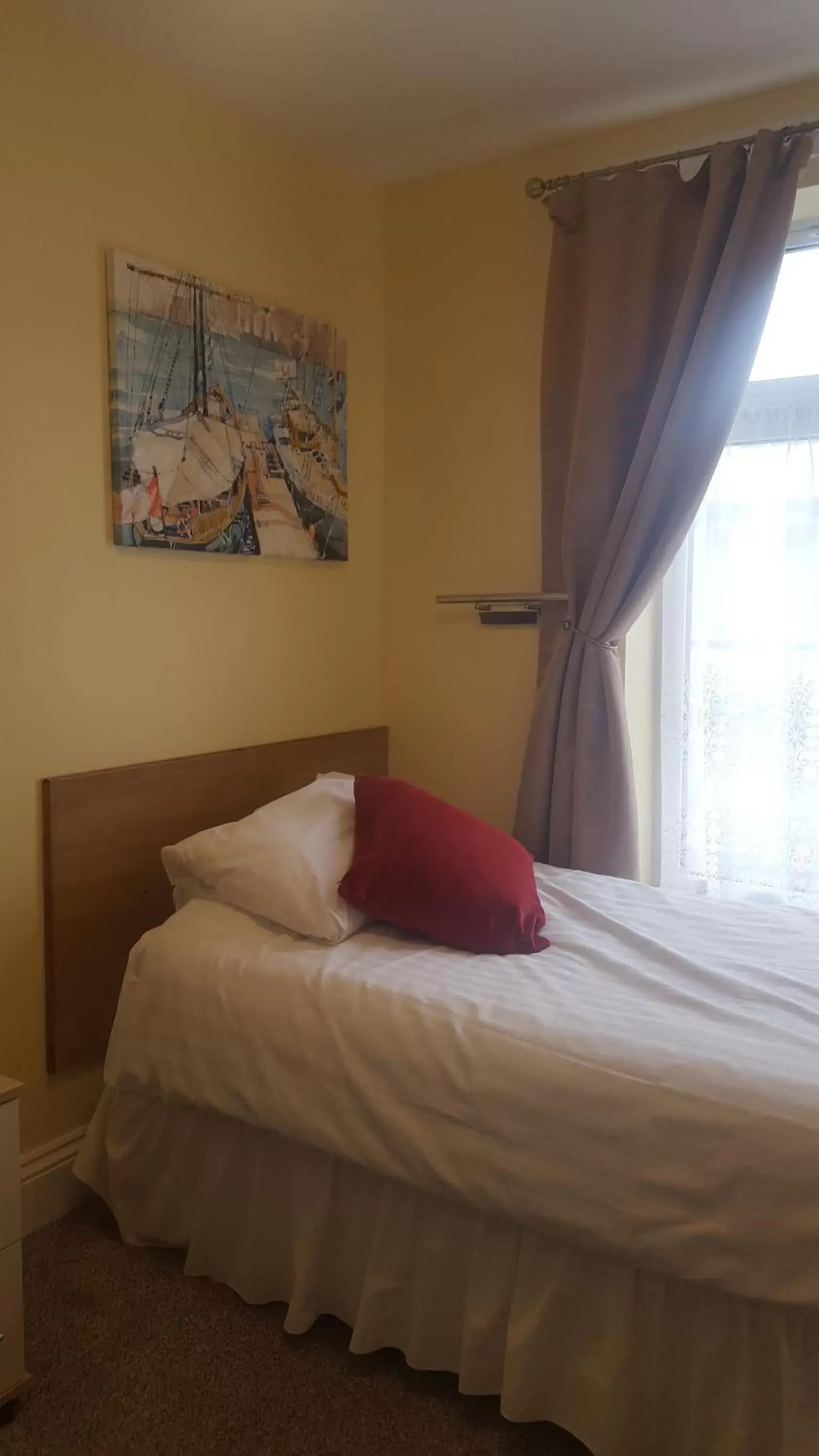 Single Room with Private Bathroom - single occupancy in The Beacon Hotel Single Room with Private Bathroom - single occupancy in The Beacon Hotel