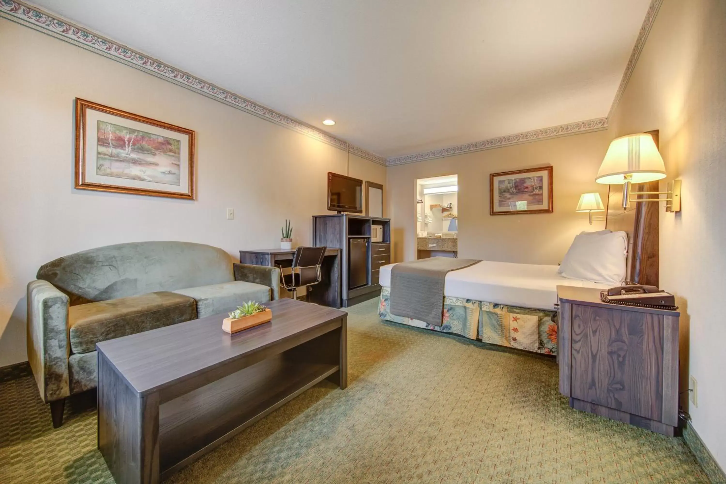 Deluxe Queen Room with Sofa in College Inn Deluxe Queen Room with Sofa in College Inn