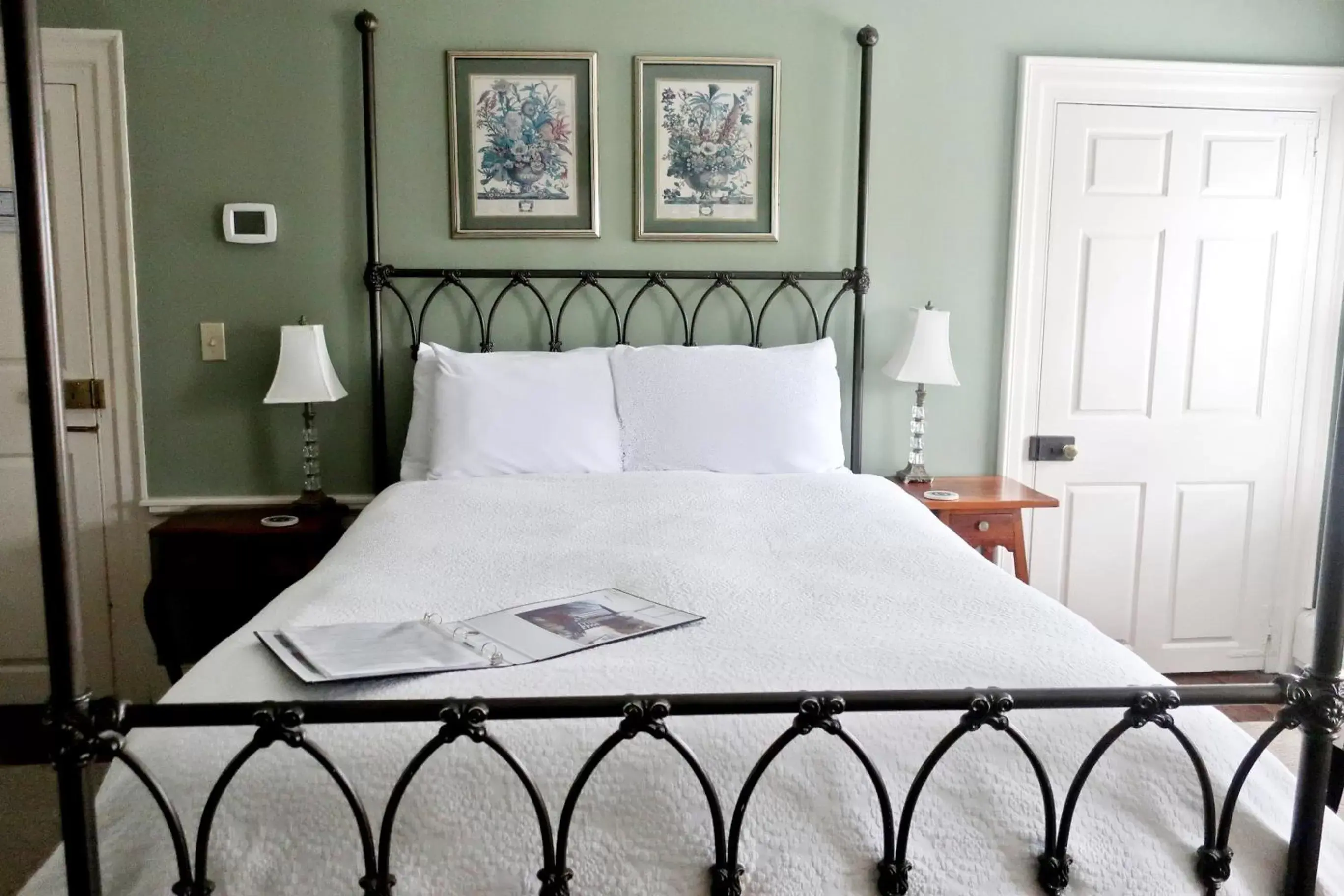 Superior Queen Room in Inn at Glencairn Superior Queen Room in Inn at Glencairn