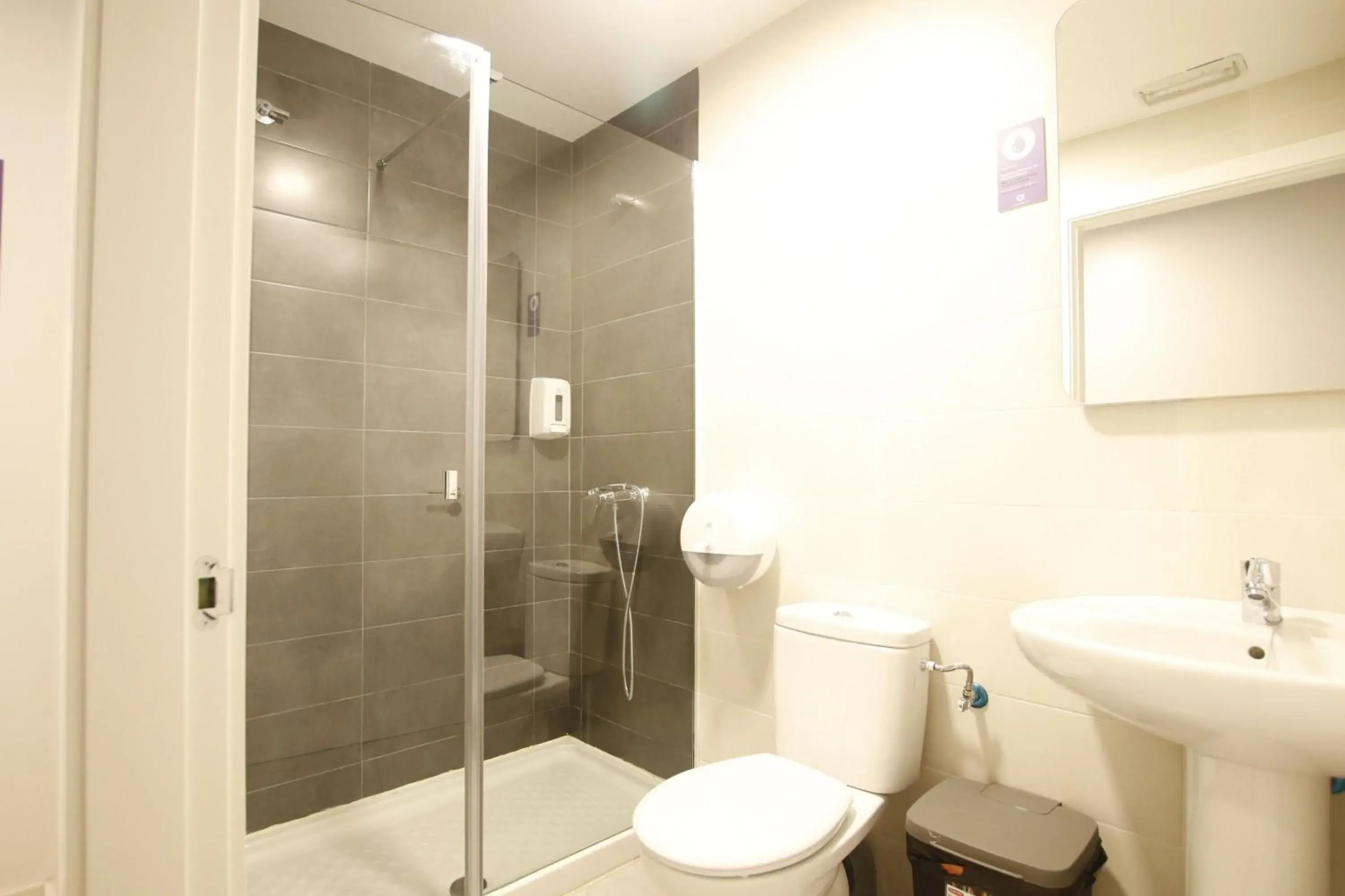 Bed in 10-Bed Mixed Dormitory Room with Private Bathroom in Bilbao Metropolitan Hostel by Bossh! Hotels Bed in 10-Bed Mixed Dormitory Room with Private Bathroom in Bilbao Metropolitan Hostel by Bossh! Hotels