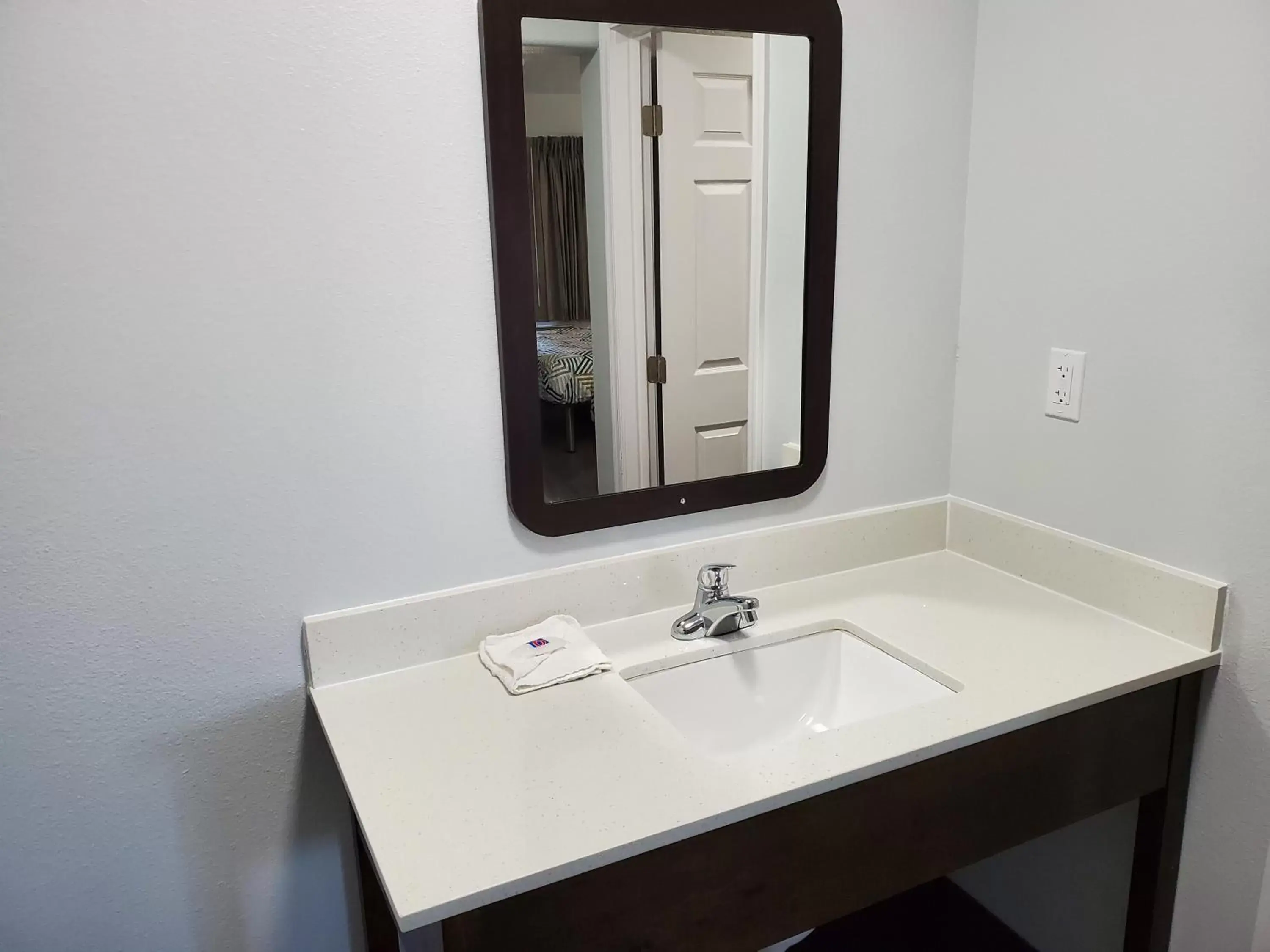 Deluxe King Room - Non-Smoking in Motel 6-Show Low, AZ Deluxe King Room - Non-Smoking in Motel 6-Show Low, AZ