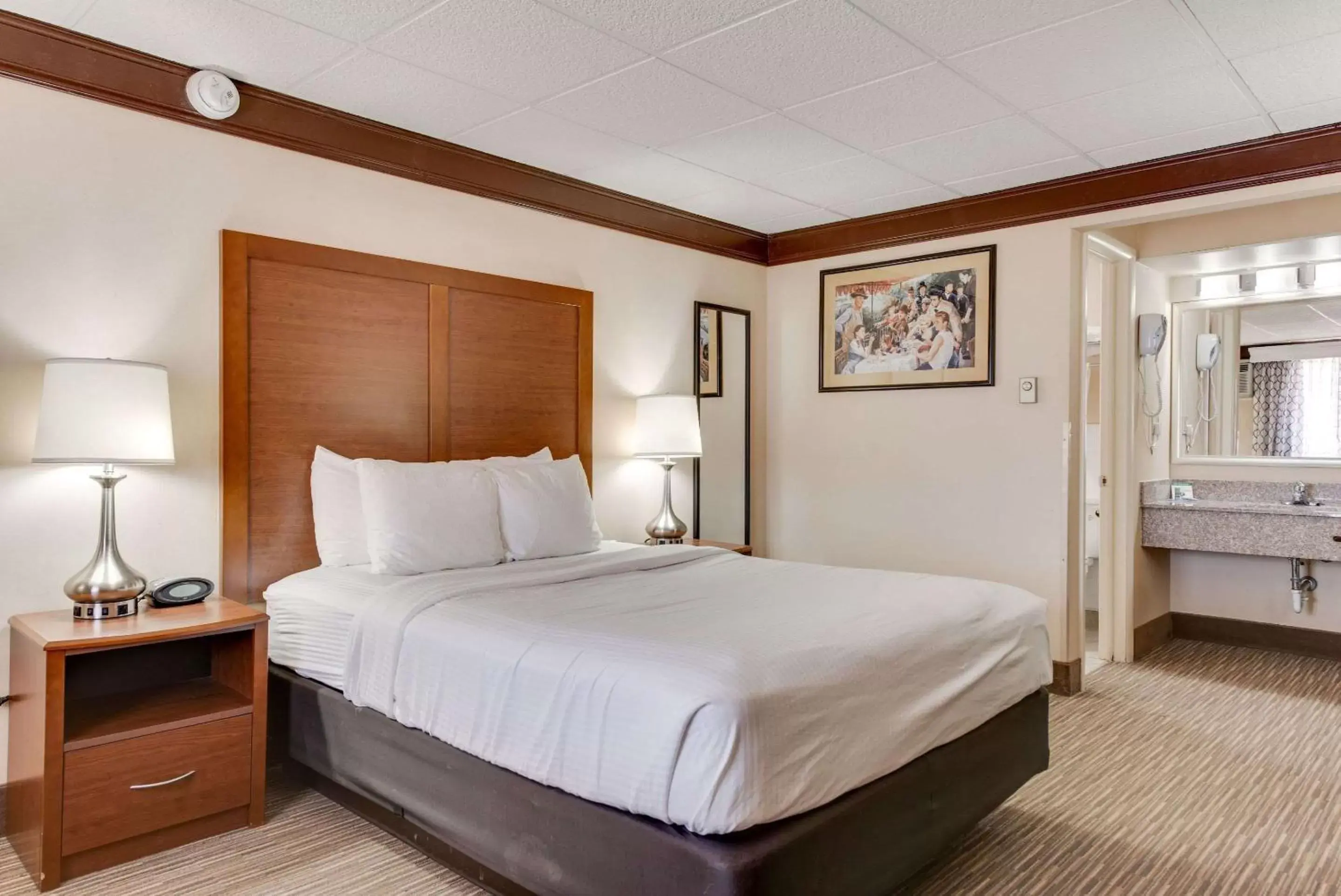 Queen Room - Non-Smoking/Pet Friendly in Best Western Movie Manor Queen Room - Non-Smoking/Pet Friendly in Best Western Movie Manor