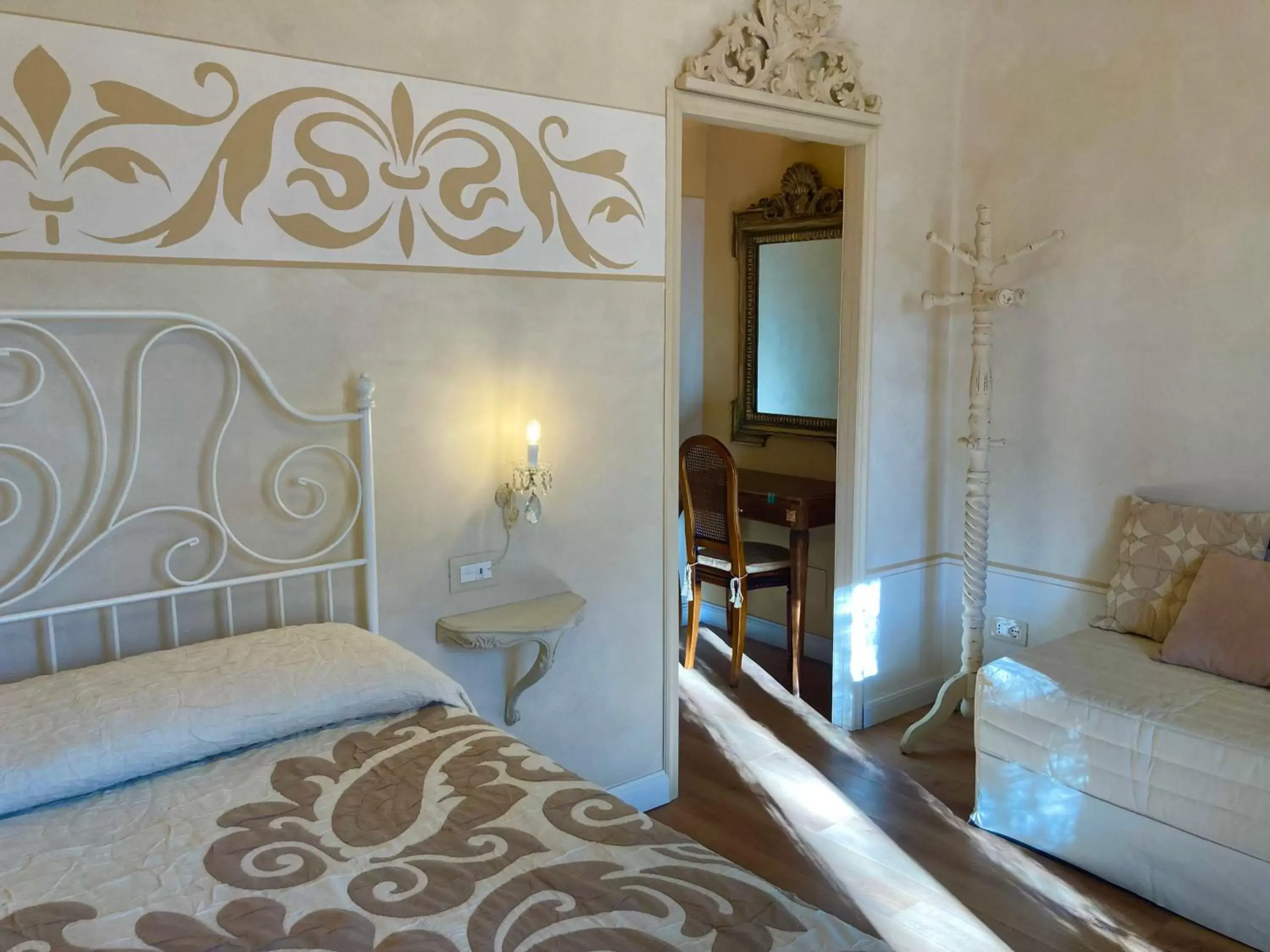 Deluxe Double Room (2 Adults + 1 Child) in MANZONI37 Deluxe Double Room (2 Adults + 1 Child) in MANZONI37