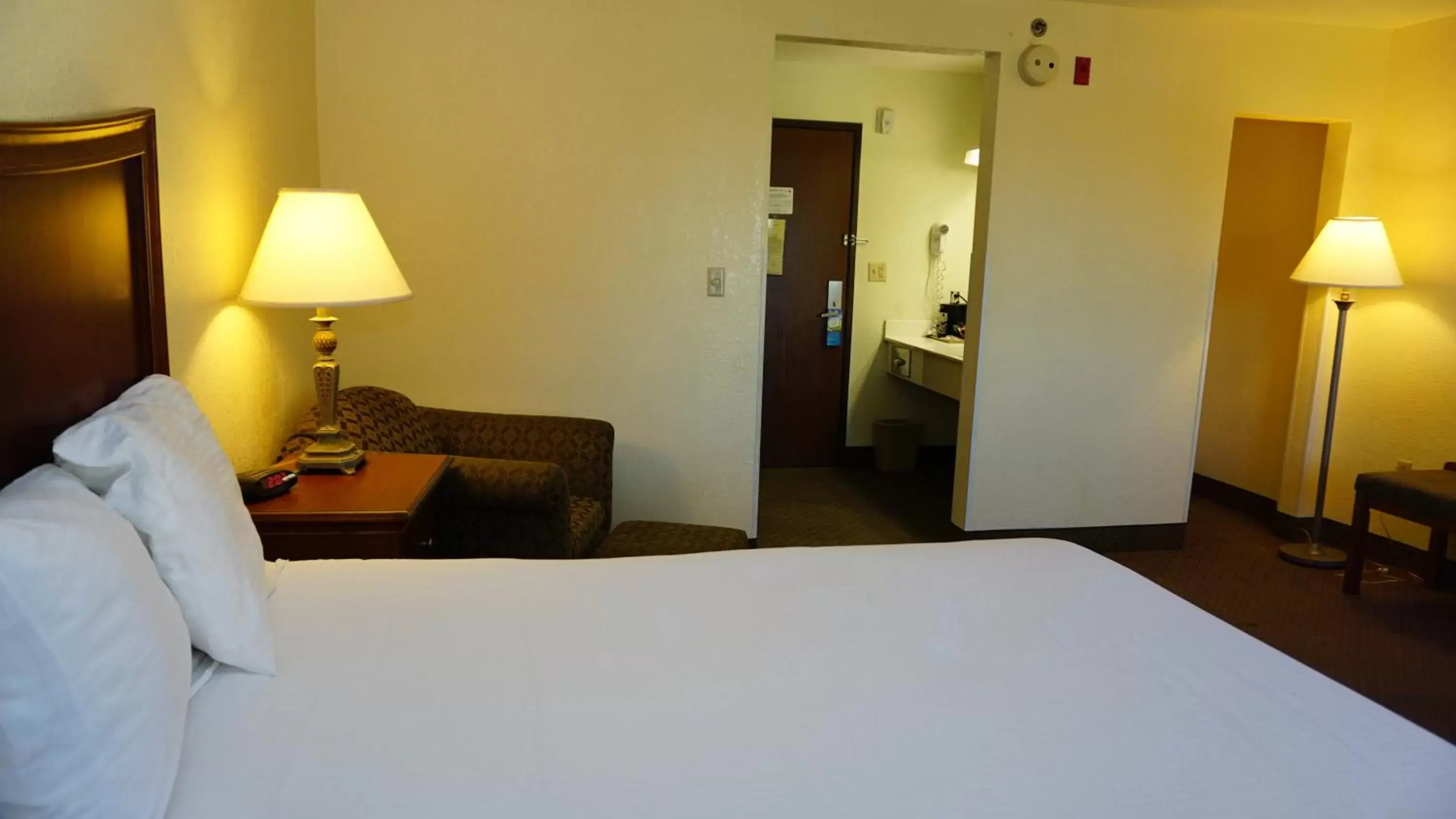 Queen Room with Bath Tub - Mobility/Hearing Accessible - Non-Smoking in Baymont by Wyndham Arlington At Six Flags Dr Queen Room with Bath Tub - Mobility/Hearing Accessible - Non-Smoking in Baymont by Wyndham Arlington At Six Flags Dr