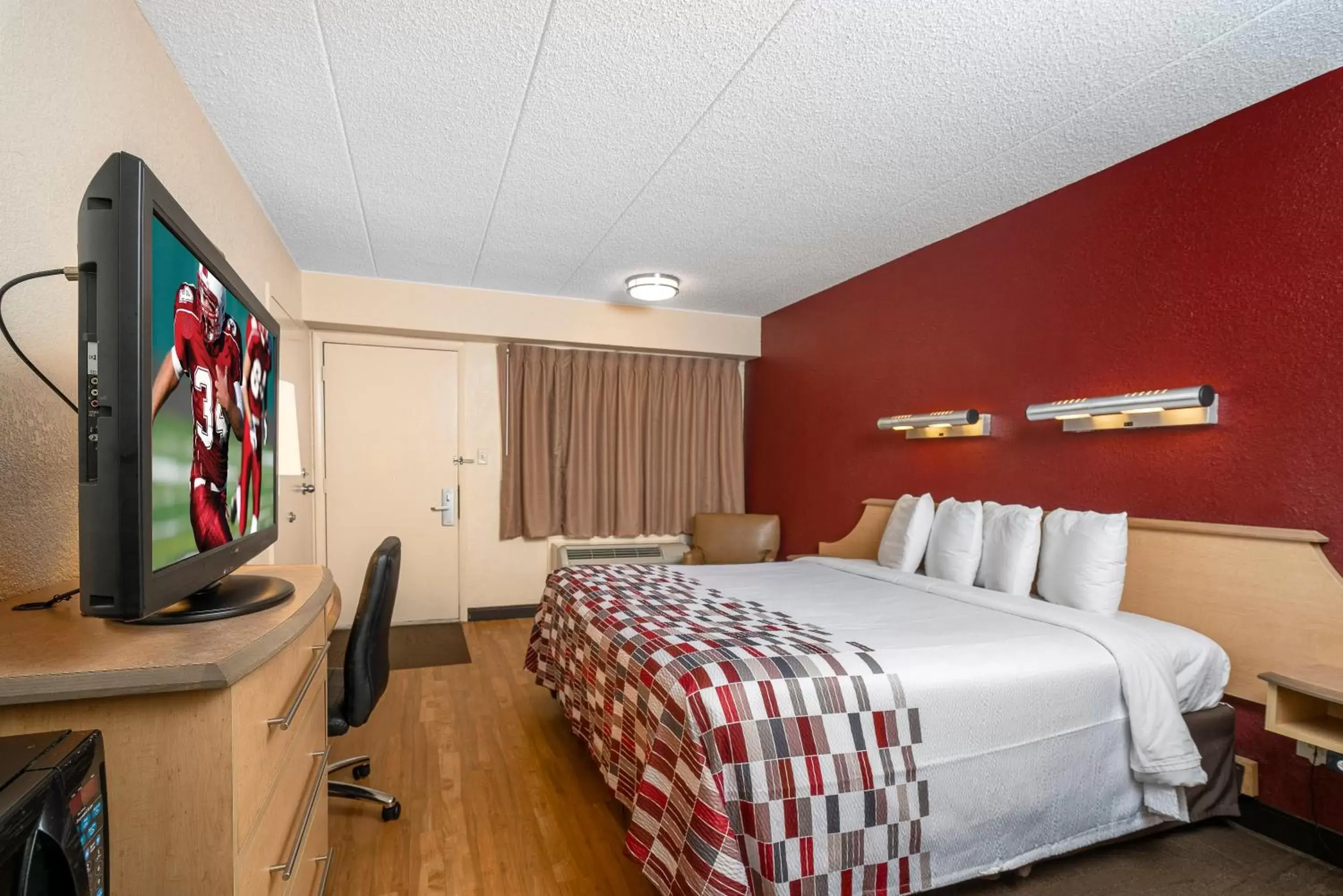 Deluxe King Room Disability Access Roll-ln Shower Non-Smoking in Red Roof Inn Detroit - Roseville St Clair Shores Deluxe King Room Disability Access Roll-ln Shower Non-Smoking in Red Roof Inn Detroit - Roseville St Clair Shores