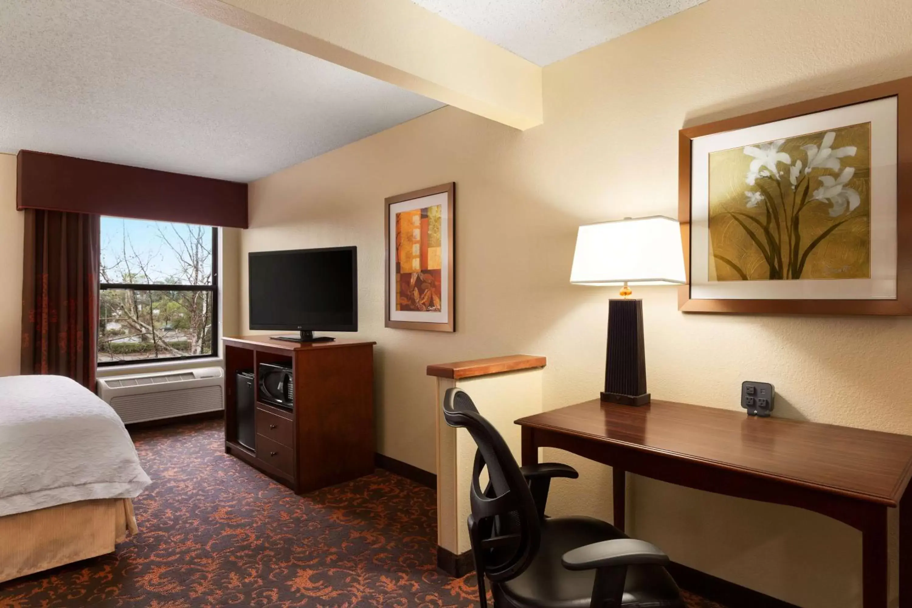 King Room with Sofa Bed and Study - Non-Smoking in Hampton Inn Houston Willowbrook Mall King Room with Sofa Bed and Study - Non-Smoking in Hampton Inn Houston Willowbrook Mall