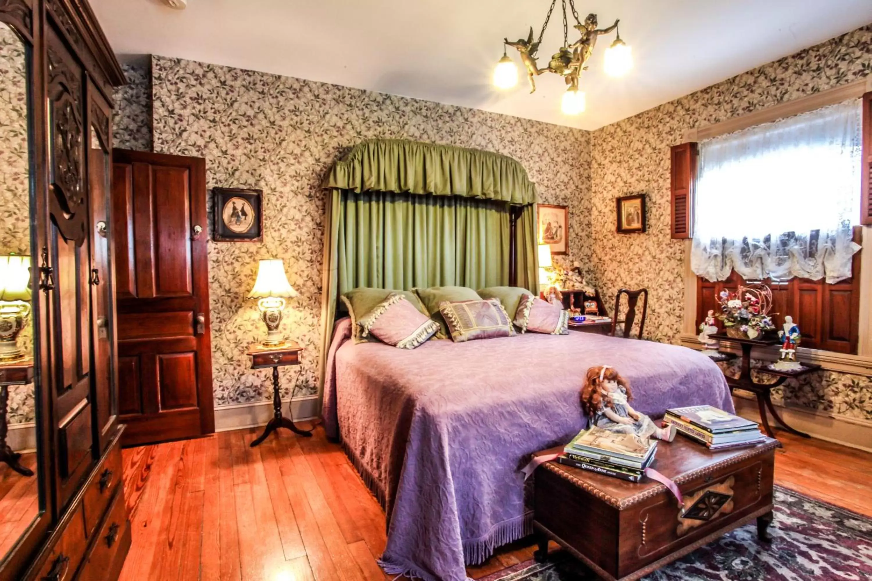 Deluxe King Room with Tub or Shower in Hollerstown Hill Bed and Breakfast Deluxe King Room with Tub or Shower in Hollerstown Hill Bed and Breakfast