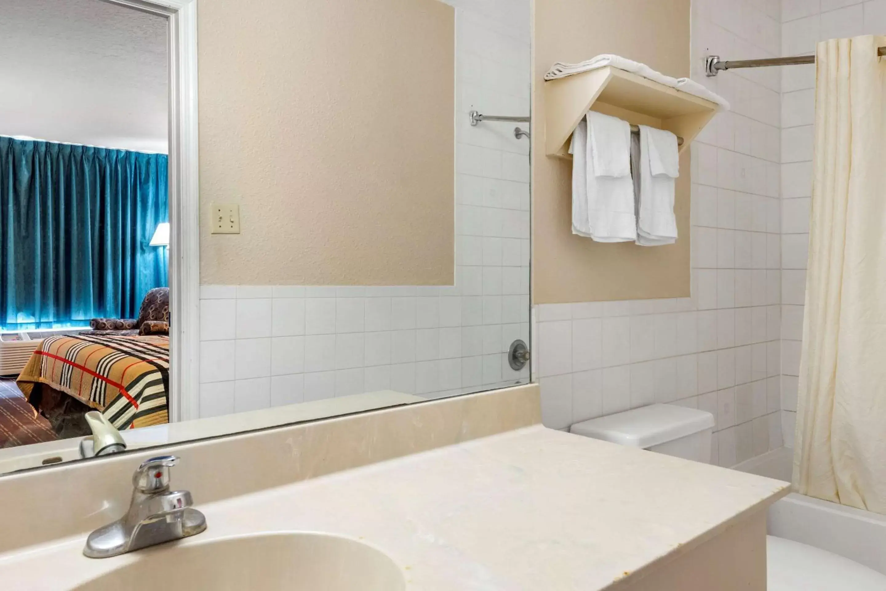 King Room - Non-Smoking in Rodeway Inn King Room - Non-Smoking in Rodeway Inn