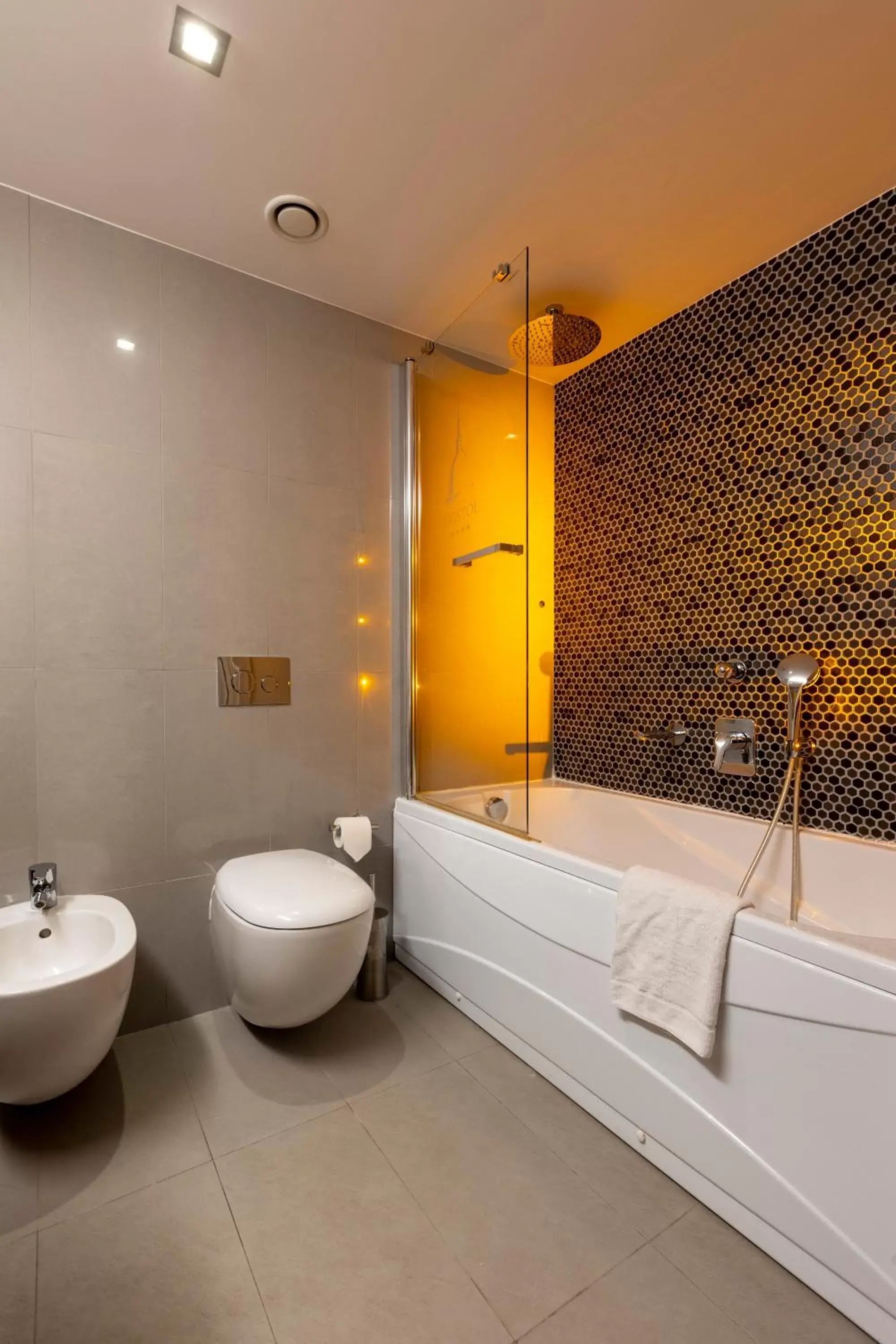 Superior Queen Room in Bristol Art & Medical SPA Superior Queen Room in Bristol Art & Medical SPA