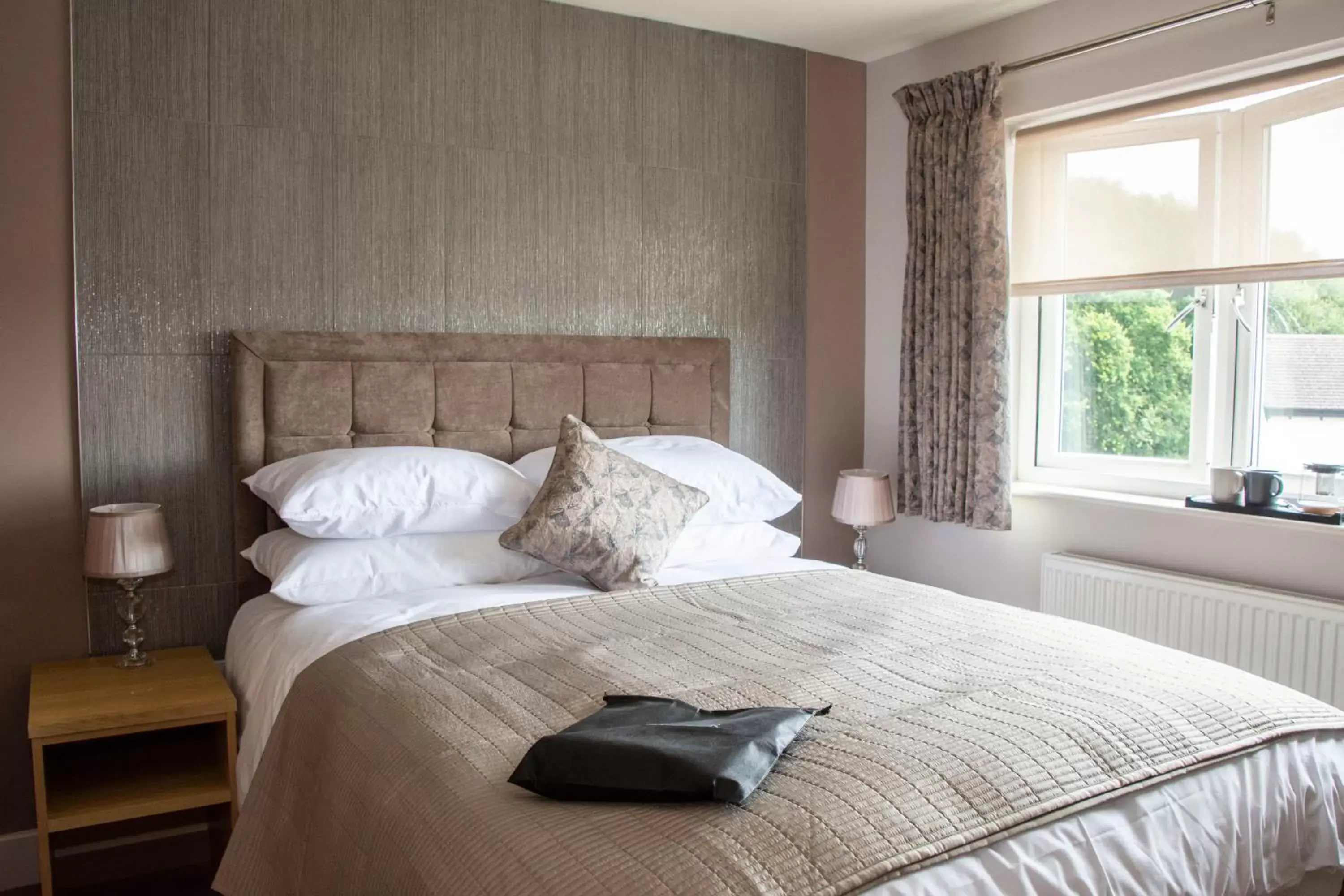 Superior King Room in Rose and Crown Superior King Room in Rose and Crown