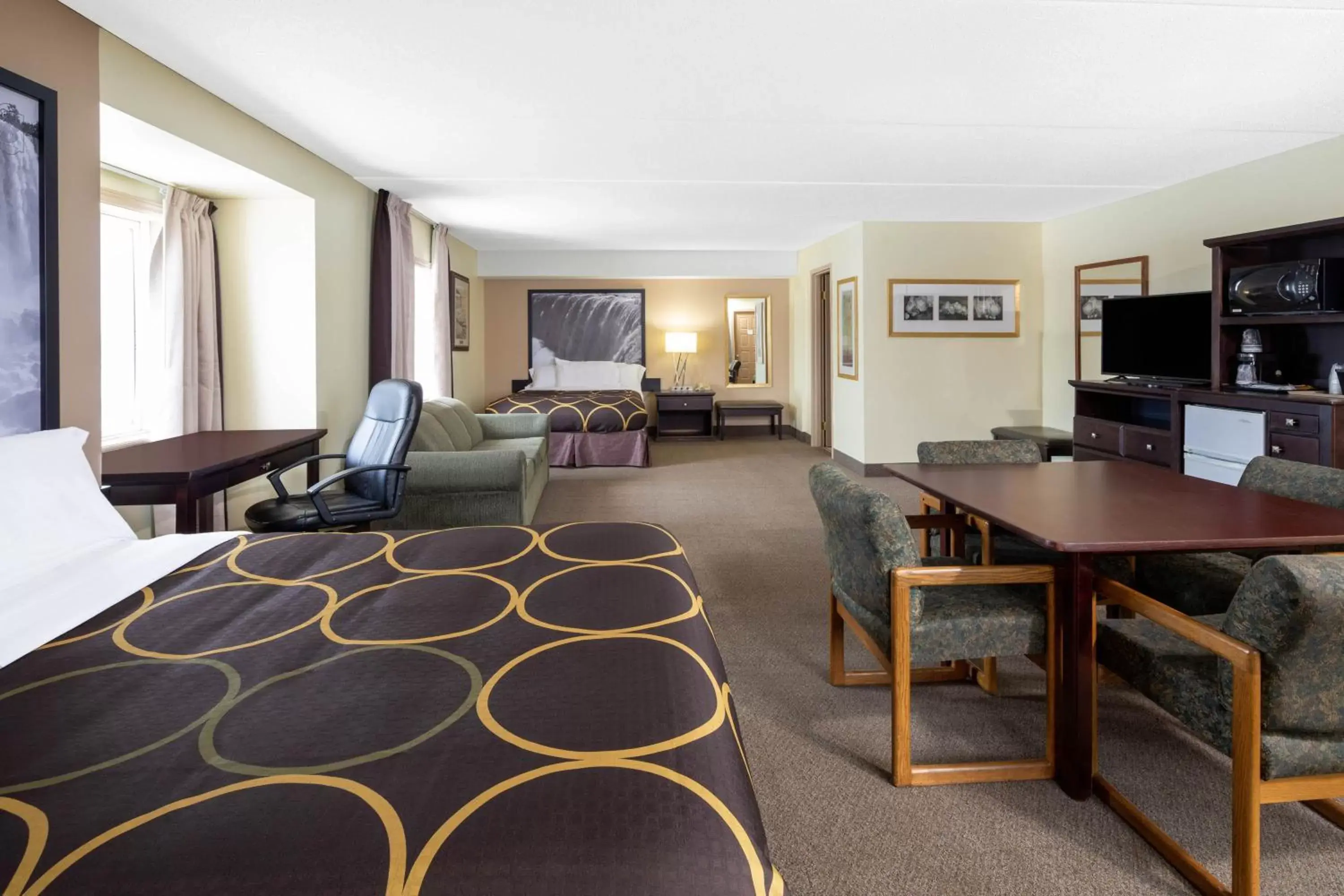 Two-Bedroom Family Suite with Four Queen Beds - Non-Smoking in Super 8 by Wyndham Niagara Falls by the Falls Two-Bedroom Family Suite with Four Queen Beds - Non-Smoking in Super 8 by Wyndham Niagara Falls by the Falls