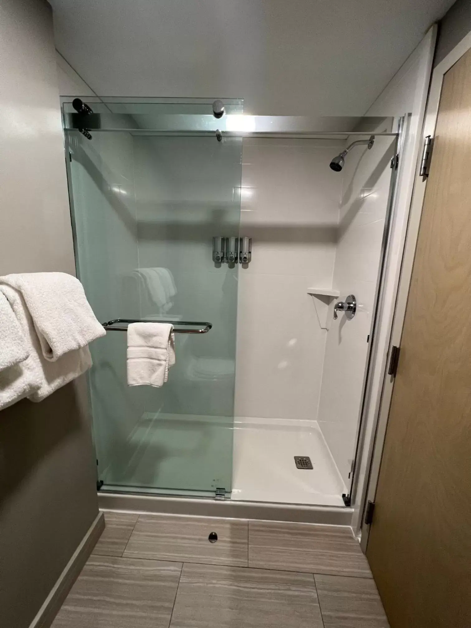 Queen Room - Lodge Building Off Site in The Common Man Inn, Spa & Lodge Queen Room - Lodge Building Off Site in The Common Man Inn, Spa & Lodge