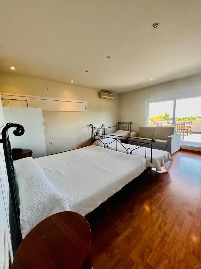 Junior Suite with free parking included in Hotel & Restaurant Figueres Parc Junior Suite with free parking included in Hotel & Restaurant Figueres Parc