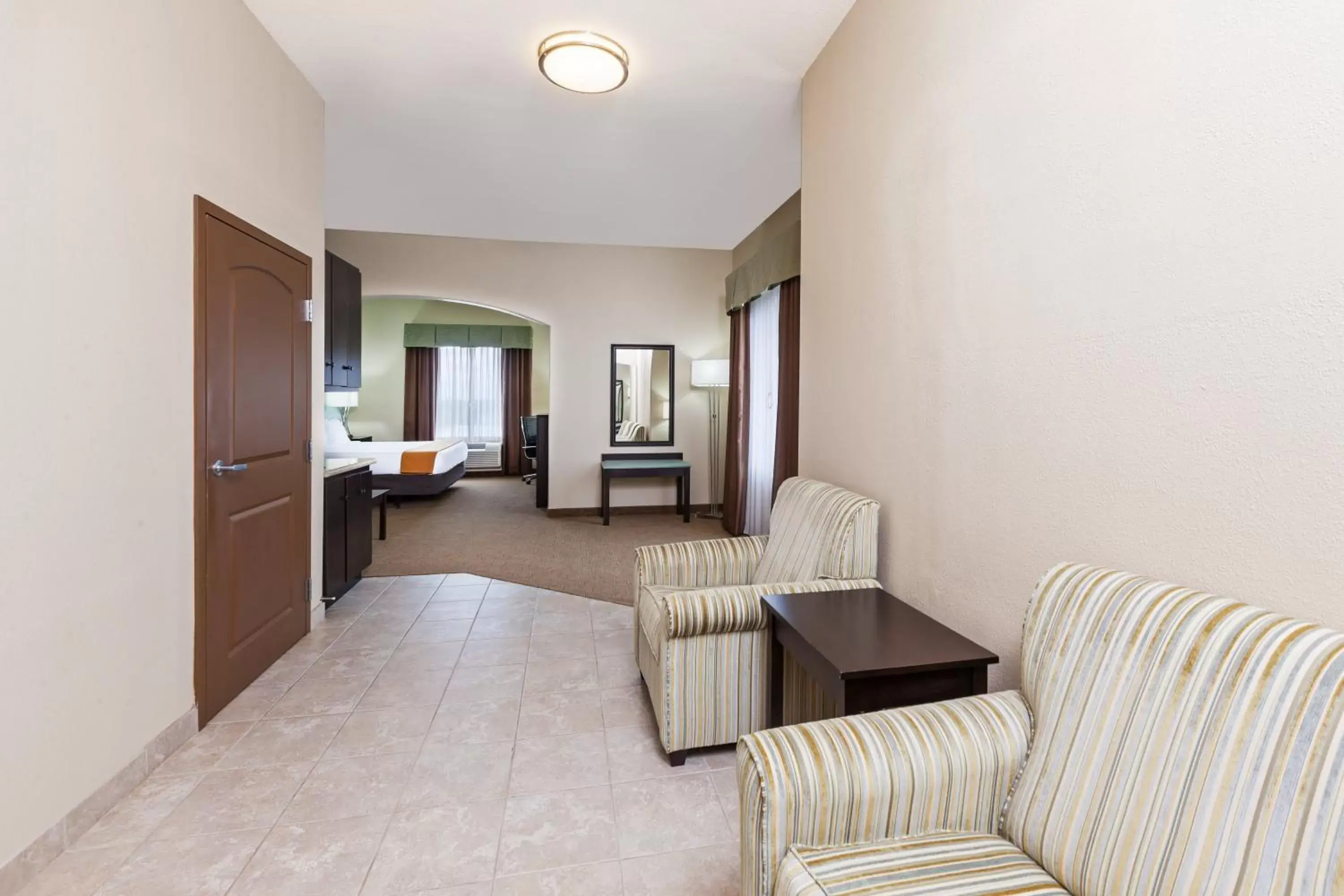 Suite - Mobility Access/Hearing Accessible in Holiday Inn Express & Suites Victoria, an IHG Hotel Suite - Mobility Access/Hearing Accessible in Holiday Inn Express & Suites Victoria, an IHG Hotel
