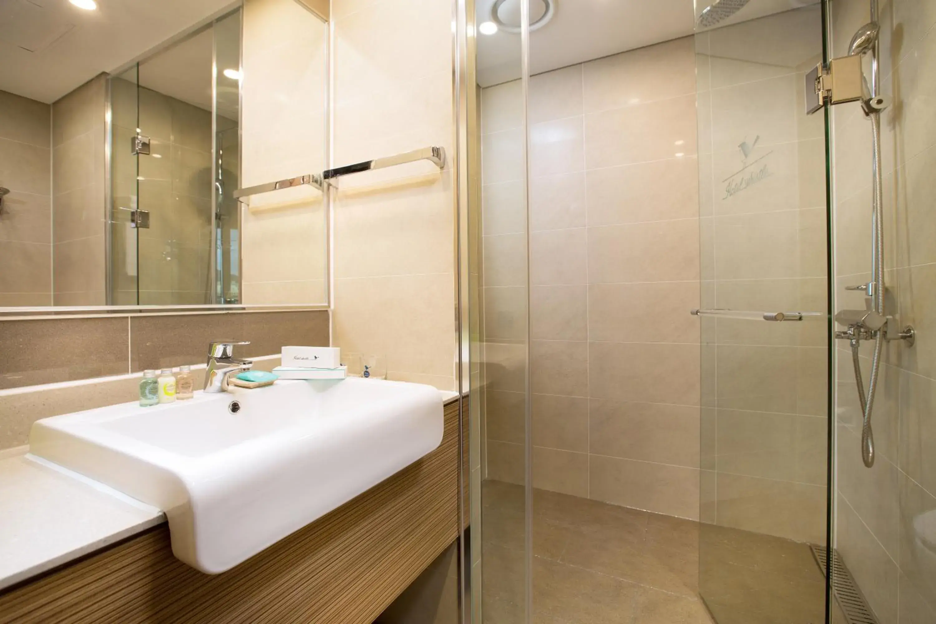 Deluxe Family Twin Room with Mountain View in Hotel Whistlelark, BW Signature Collection Deluxe Family Twin Room with Mountain View in Hotel Whistlelark, BW Signature Collection