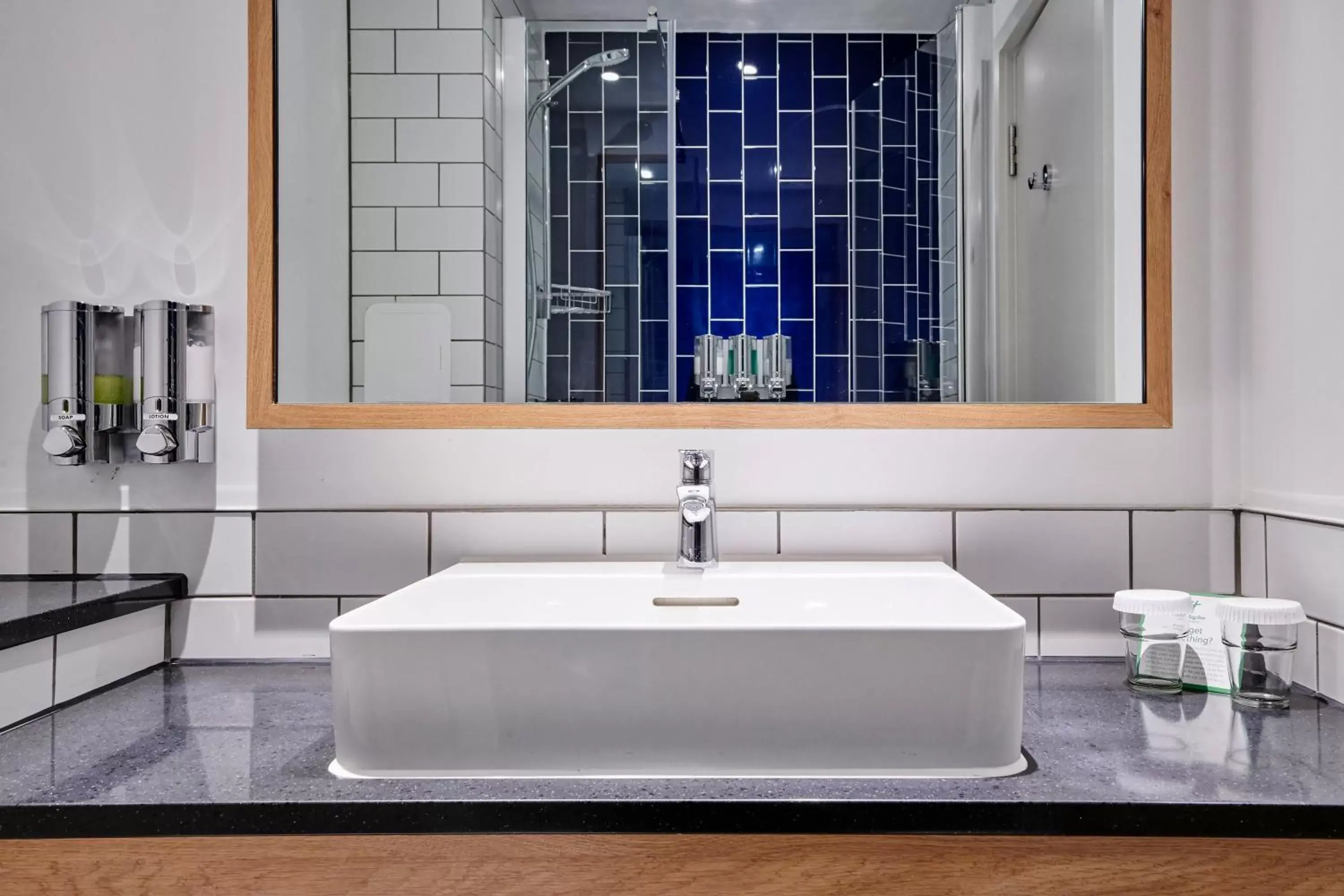 Standard Queen Room with Sofa Bed in Holiday Inn Southampton, an IHG Hotel Standard Queen Room with Sofa Bed in Holiday Inn Southampton, an IHG Hotel