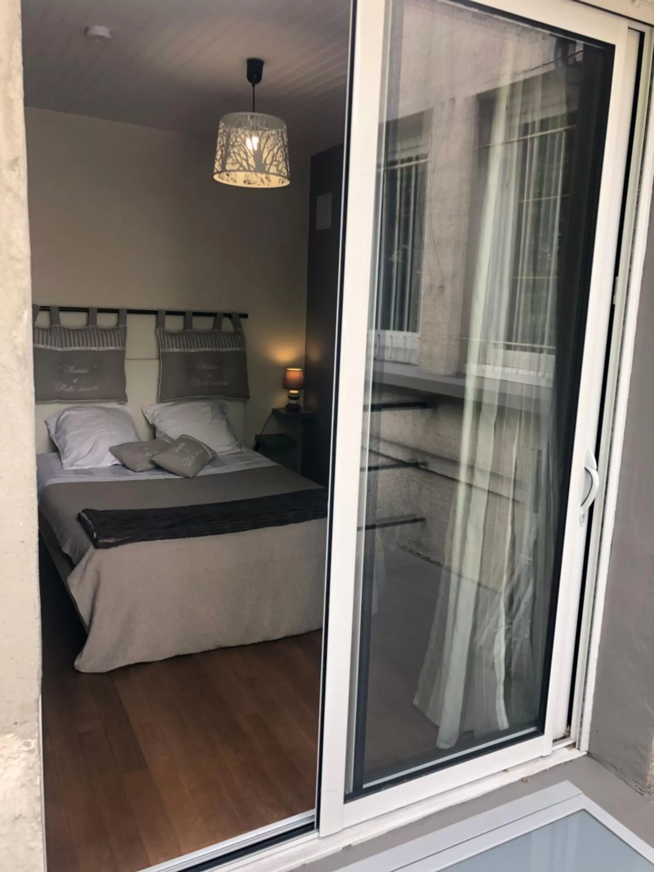 Deluxe Double Room with Shower - single occupancy in Villa Eugénie Melun Deluxe Double Room with Shower - single occupancy in Villa Eugénie Melun