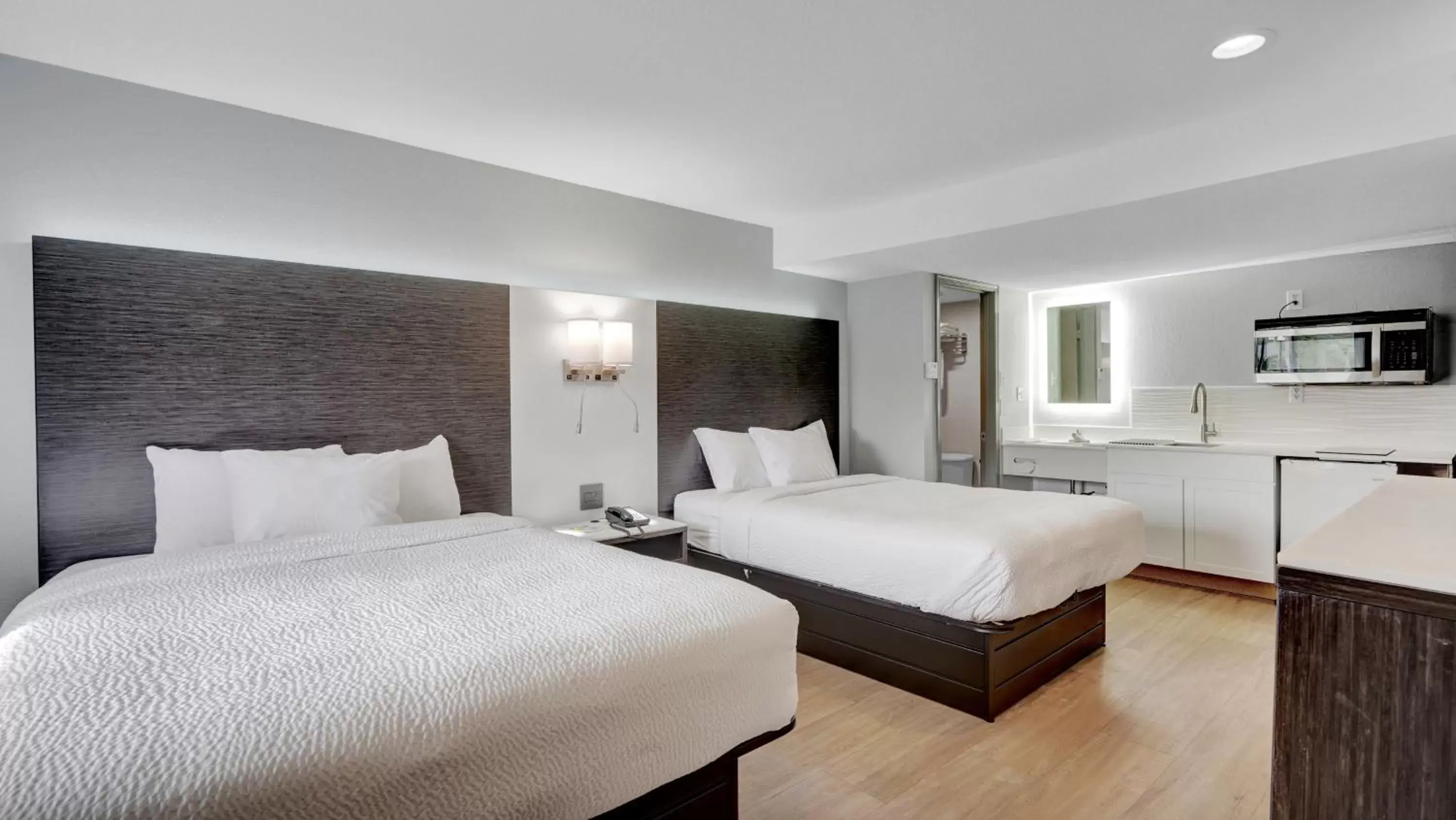 Deluxe Queen Room with Two Queen Beds - Non-Smoking in Days Inn & Suites by Wyndham Niagara Falls/Buffalo Deluxe Queen Room with Two Queen Beds - Non-Smoking in Days Inn & Suites by Wyndham Niagara Falls/Buffalo