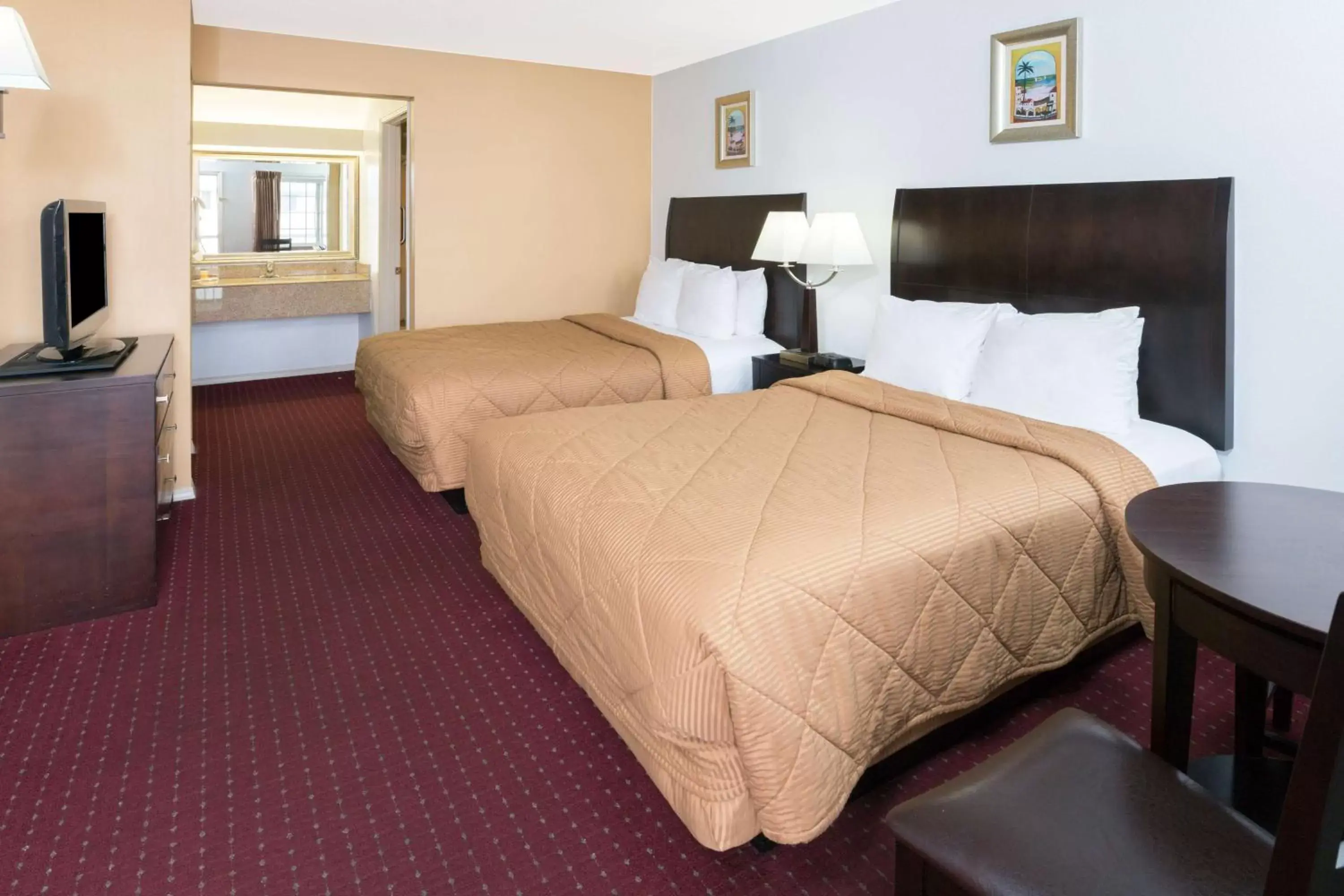 Double Room with Two Double Beds - Non-Smoking in Days Inn by Wyndham Newport OR Double Room with Two Double Beds - Non-Smoking in Days Inn by Wyndham Newport OR