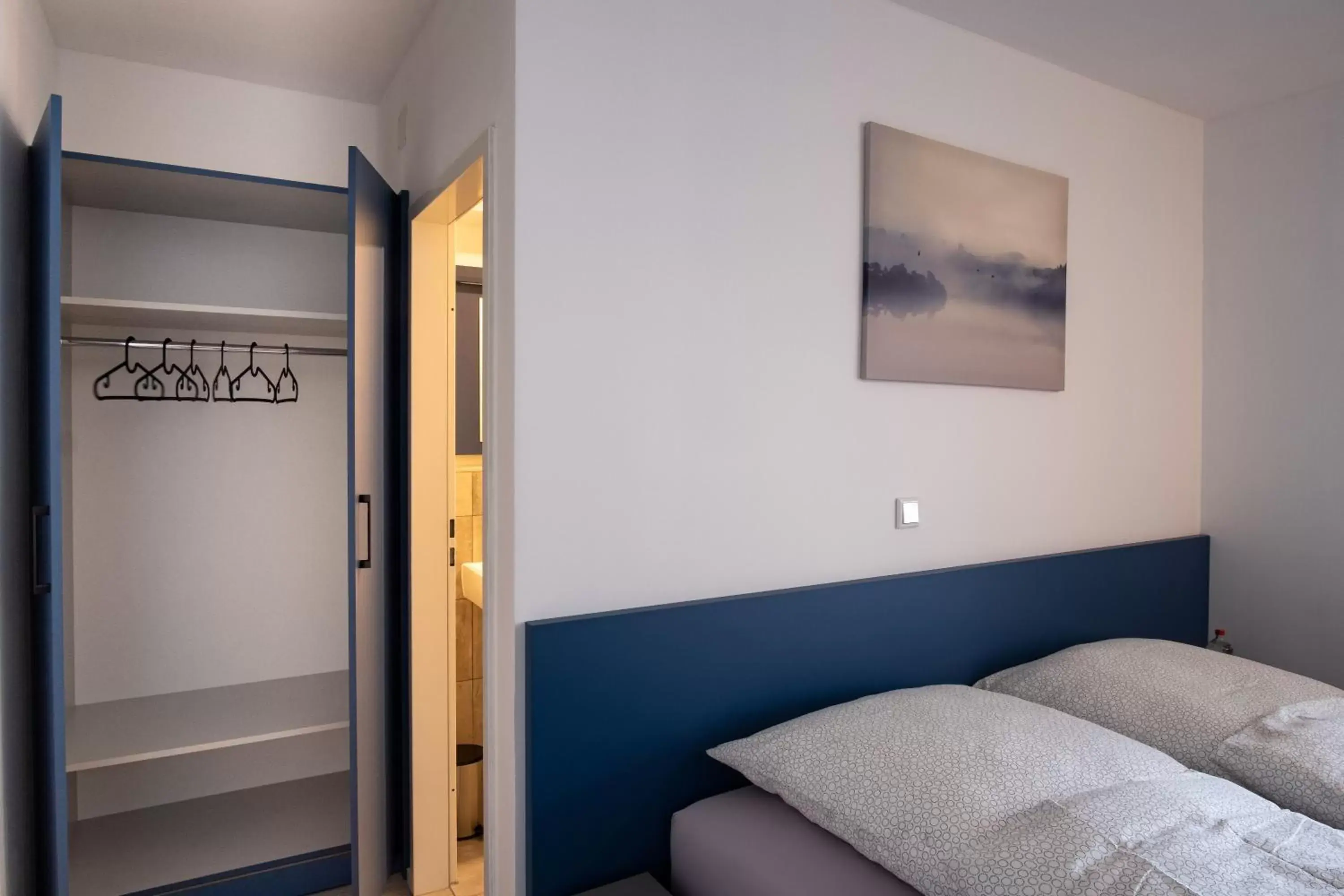 Double Room with Private Bathroom - single occupancy in Hotel A24 bei Hamburg Double Room with Private Bathroom - single occupancy in Hotel A24 bei Hamburg
