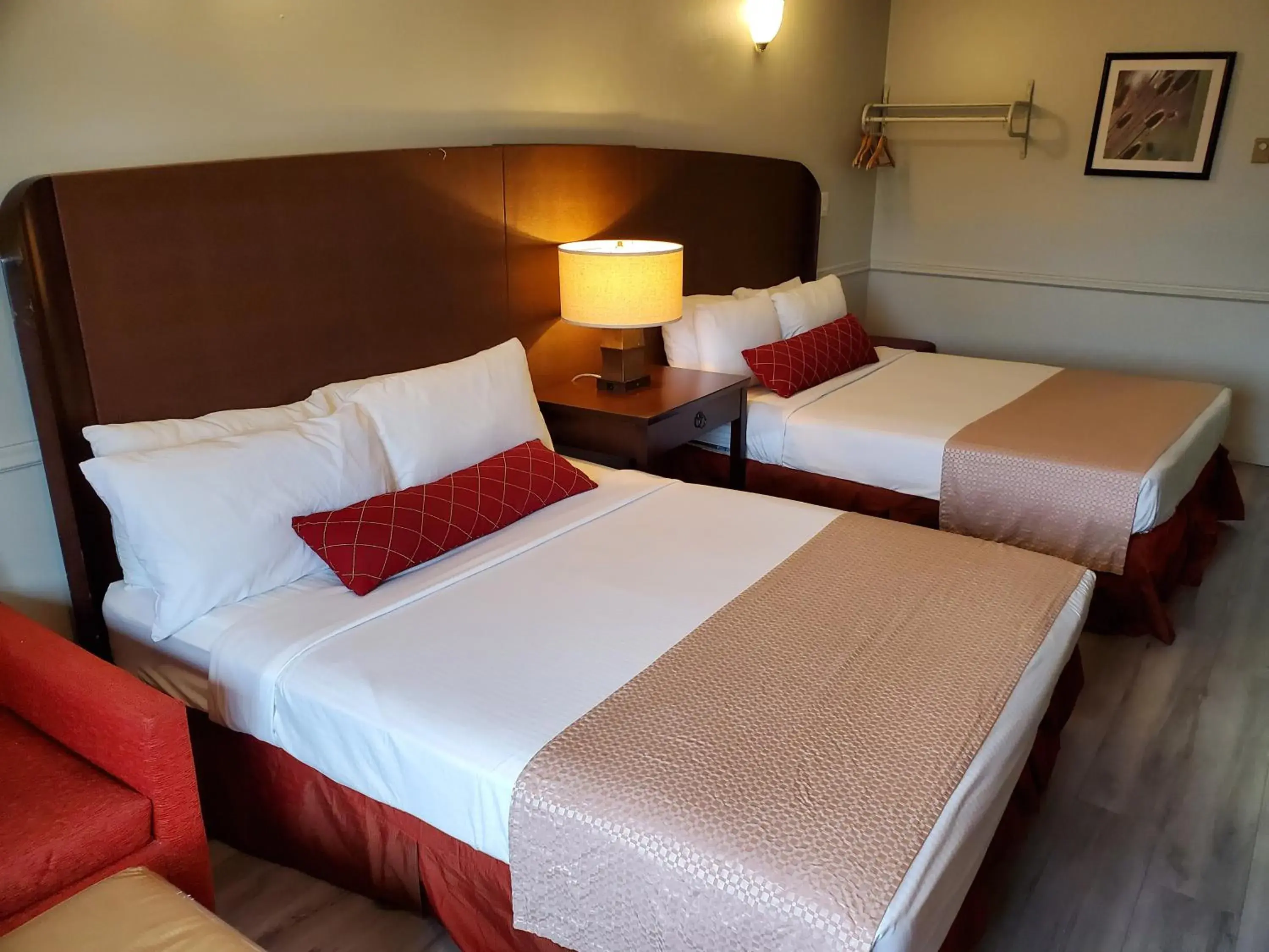 Queen Room with Two Queen Beds in Alpine Inn Abbotsford Queen Room with Two Queen Beds in Alpine Inn Abbotsford