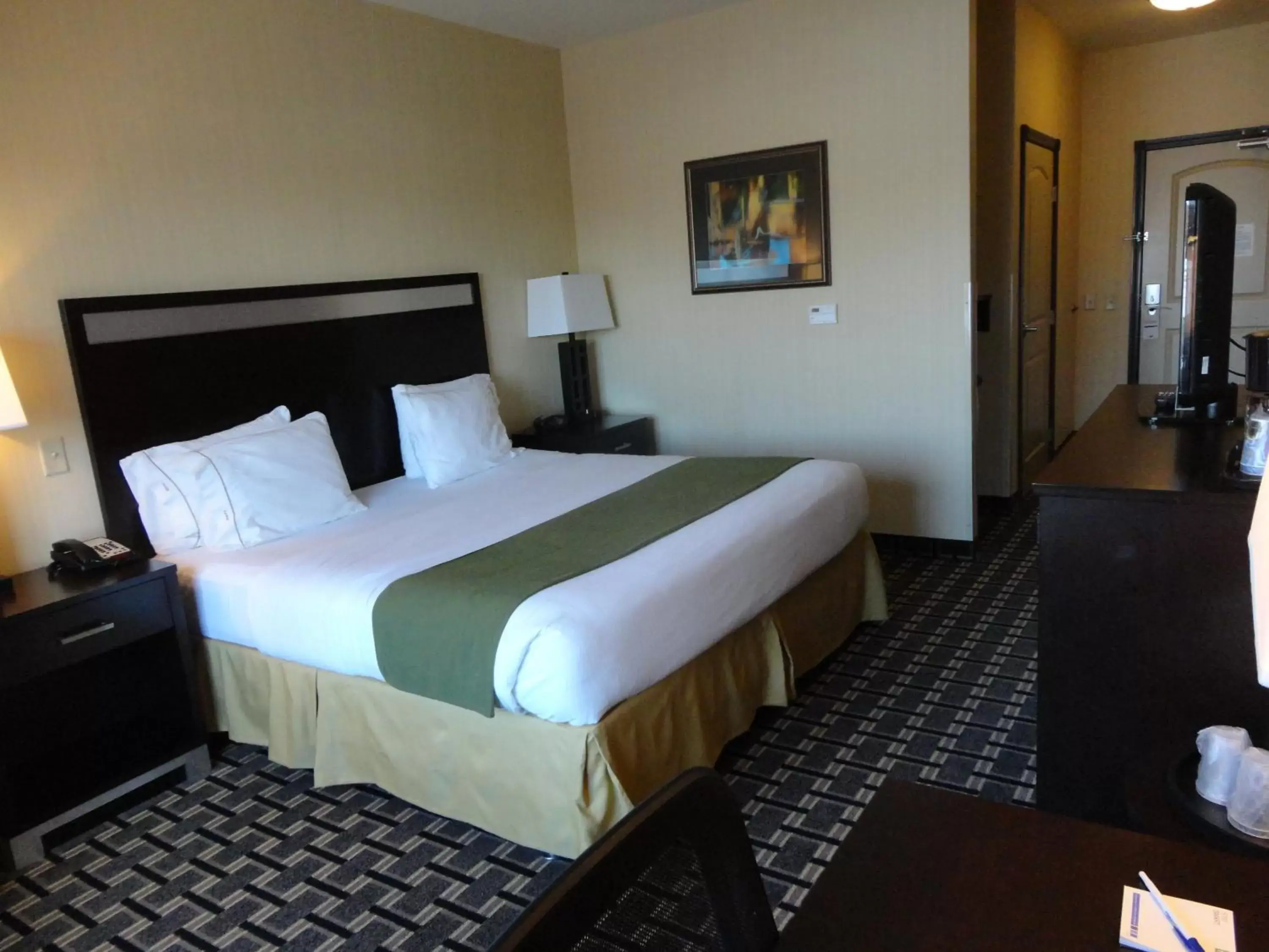 Standard King Room with Roll-in Shower - Mobility Accessible in Holiday Inn Express and Suites Limerick - Pottstown by IHG Standard King Room with Roll-in Shower - Mobility Accessible in Holiday Inn Express and Suites Limerick - Pottstown by IHG