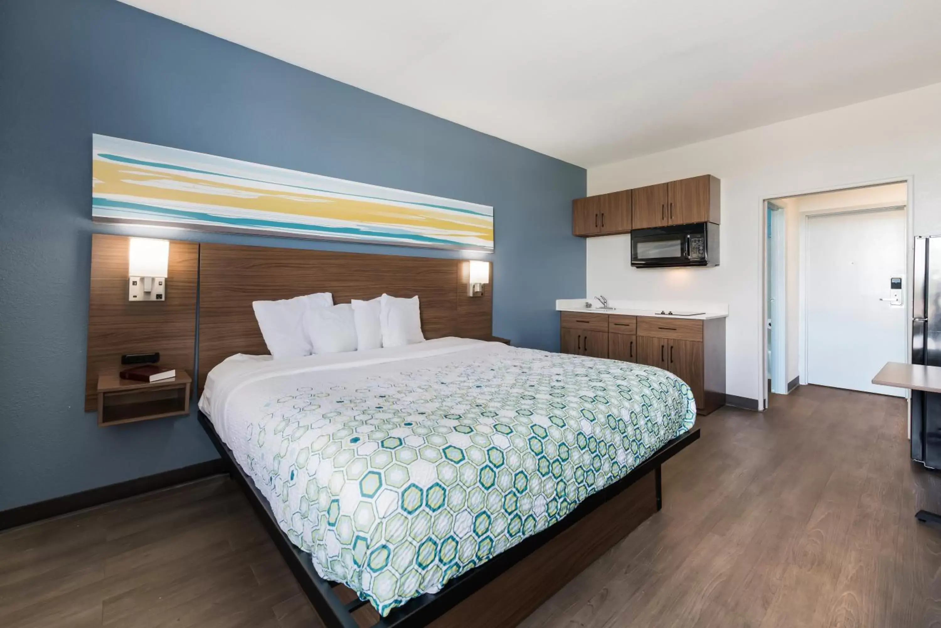 Studio King Room Non-Smoking in HomeTowne Studios by Red Roof Newport News - Hampton West Studio King Room Non-Smoking in HomeTowne Studios by Red Roof Newport News - Hampton West