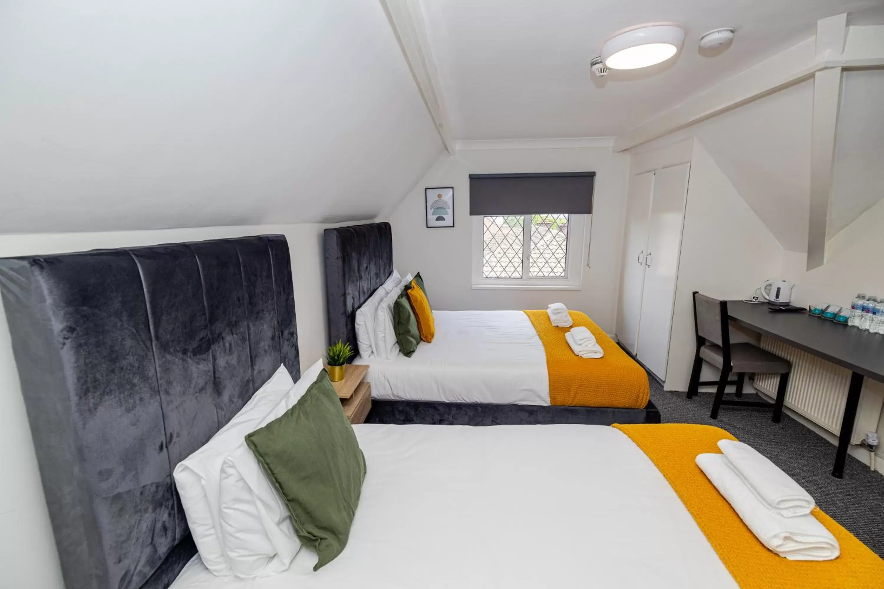 Standard Triple Room in Woodford Hotel Standard Triple Room in Woodford Hotel