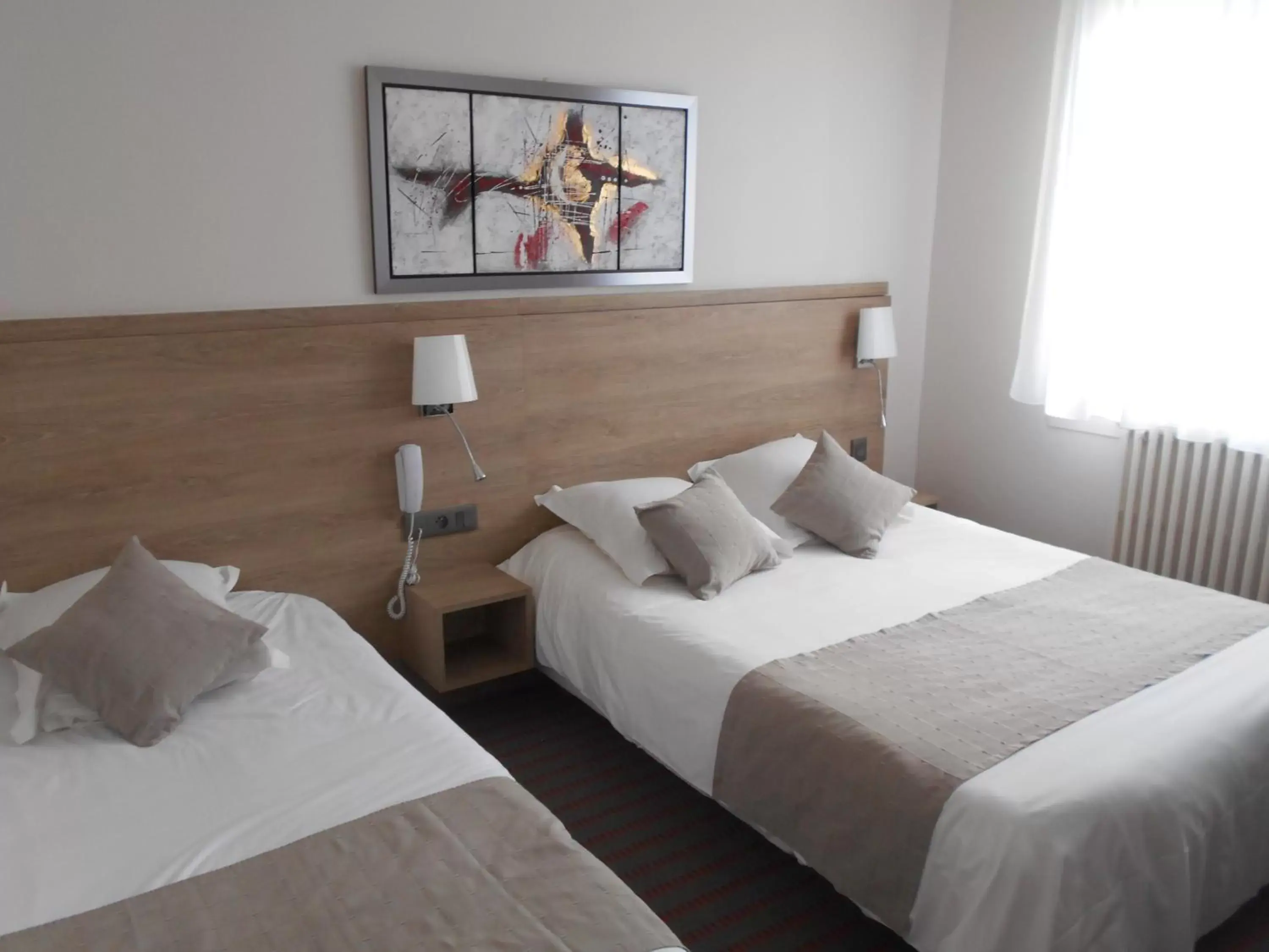 Comfort Triple Room in Hotel du Louvre Comfort Triple Room in Hotel du Louvre