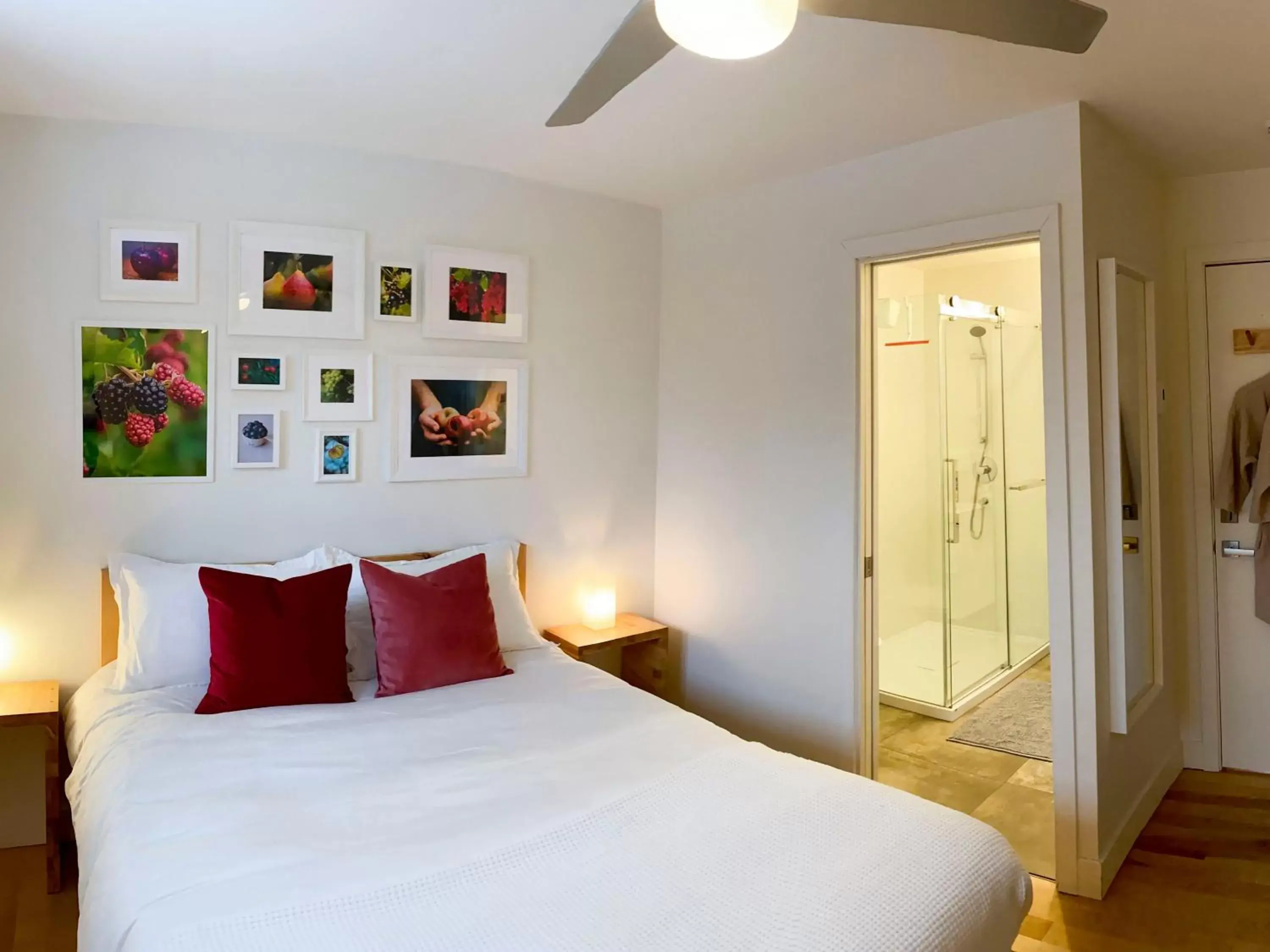 Superior Queen Room in Le Camp Caché Shefford Superior Queen Room in Le Camp Caché Shefford