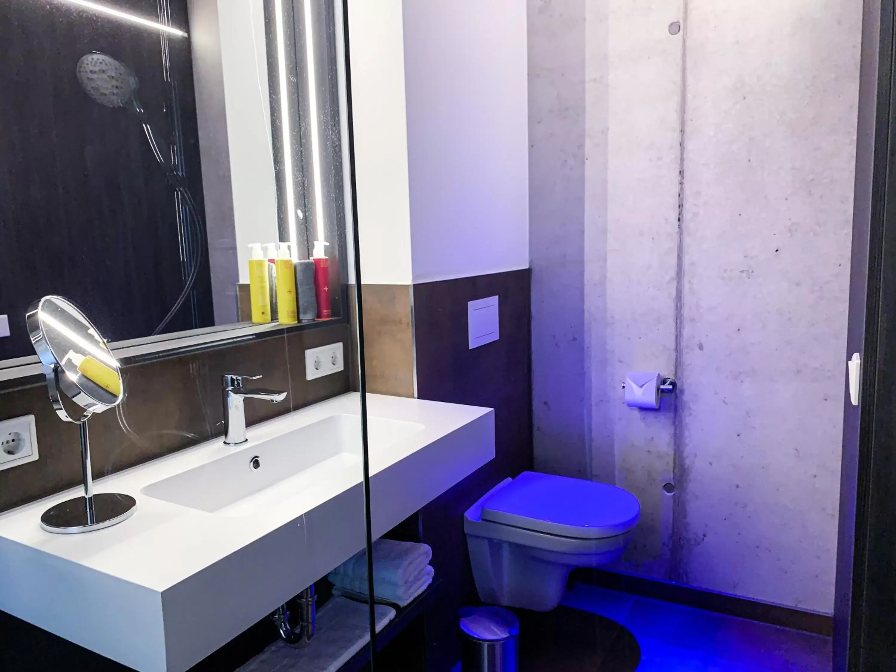 King Room with Balcony - single occupancy in Hotel Zeitgeist King Room with Balcony - single occupancy in Hotel Zeitgeist